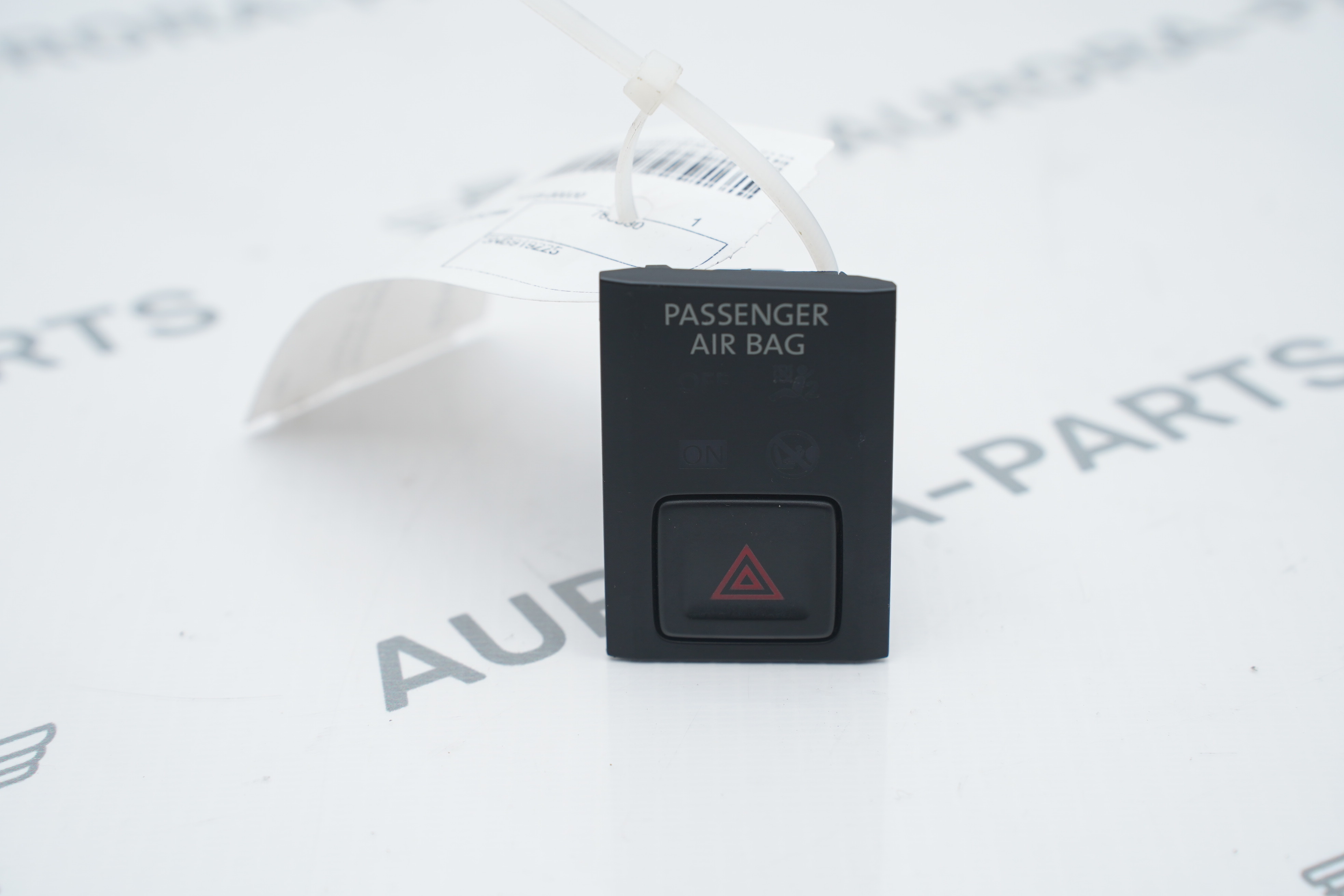 Кнопка аварийной сигнализации VW Tiguan