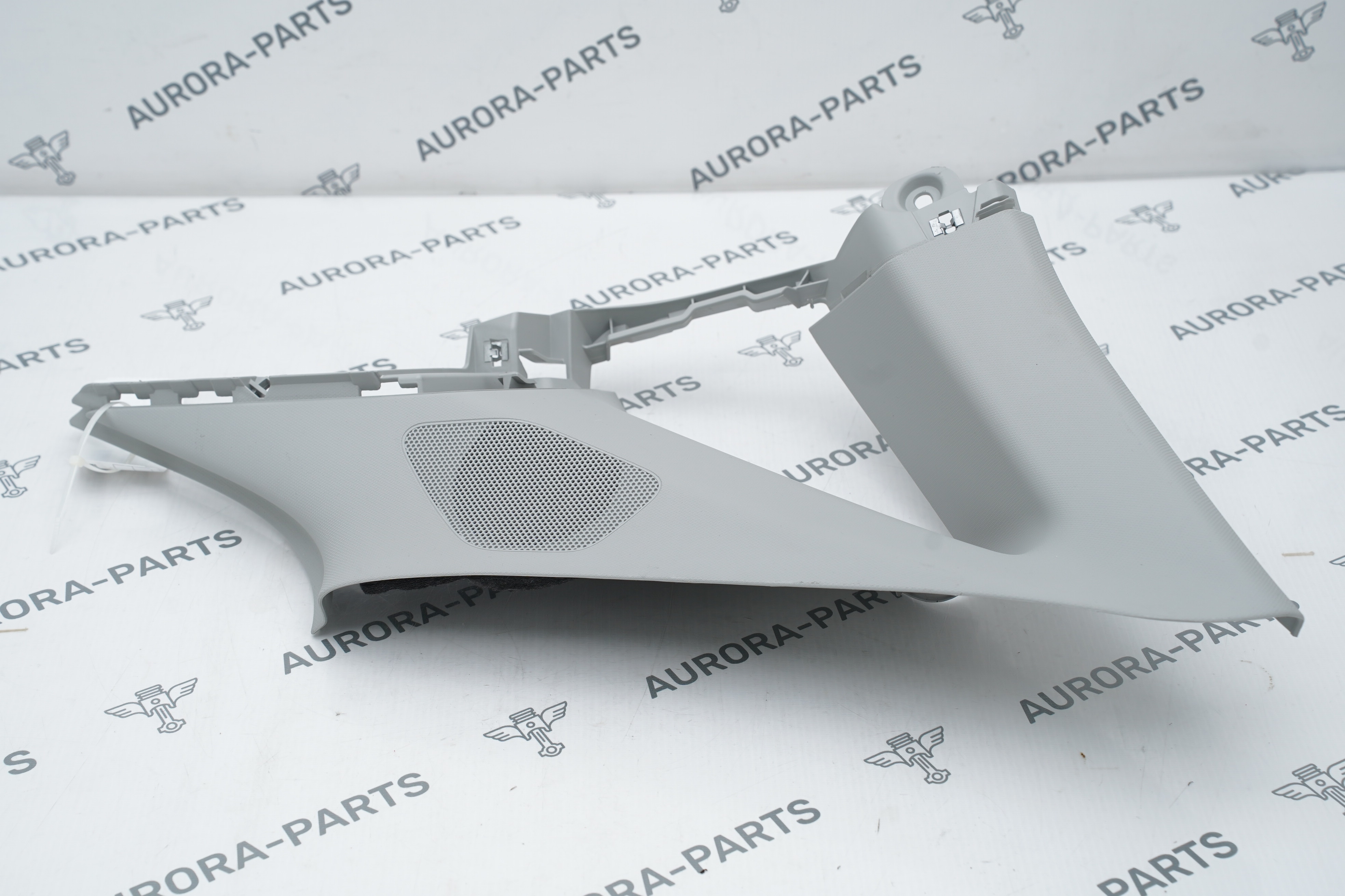 Обшивка стойки C RH Audi Q3