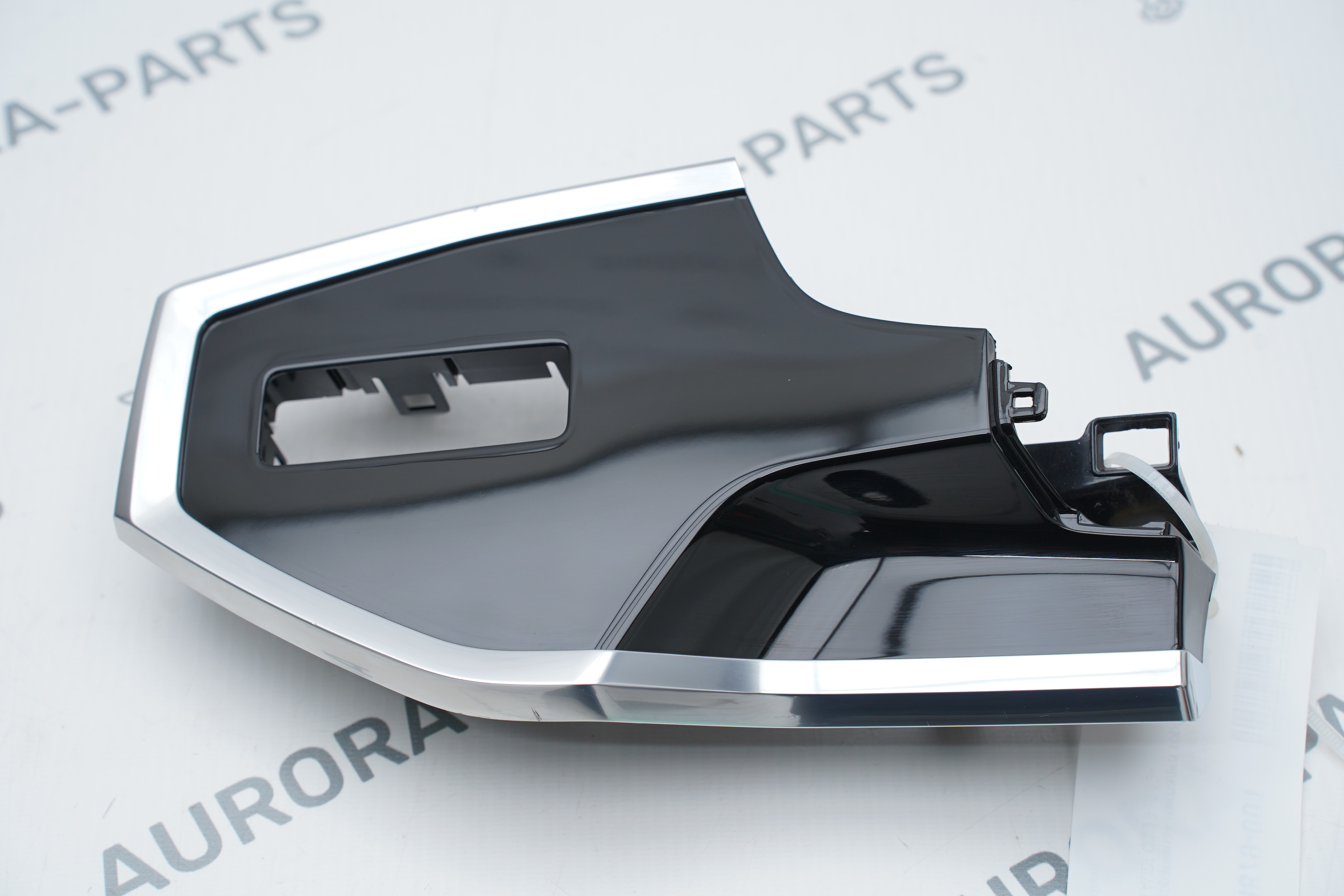 Декоративная накладка торпеды LH Audi Q3