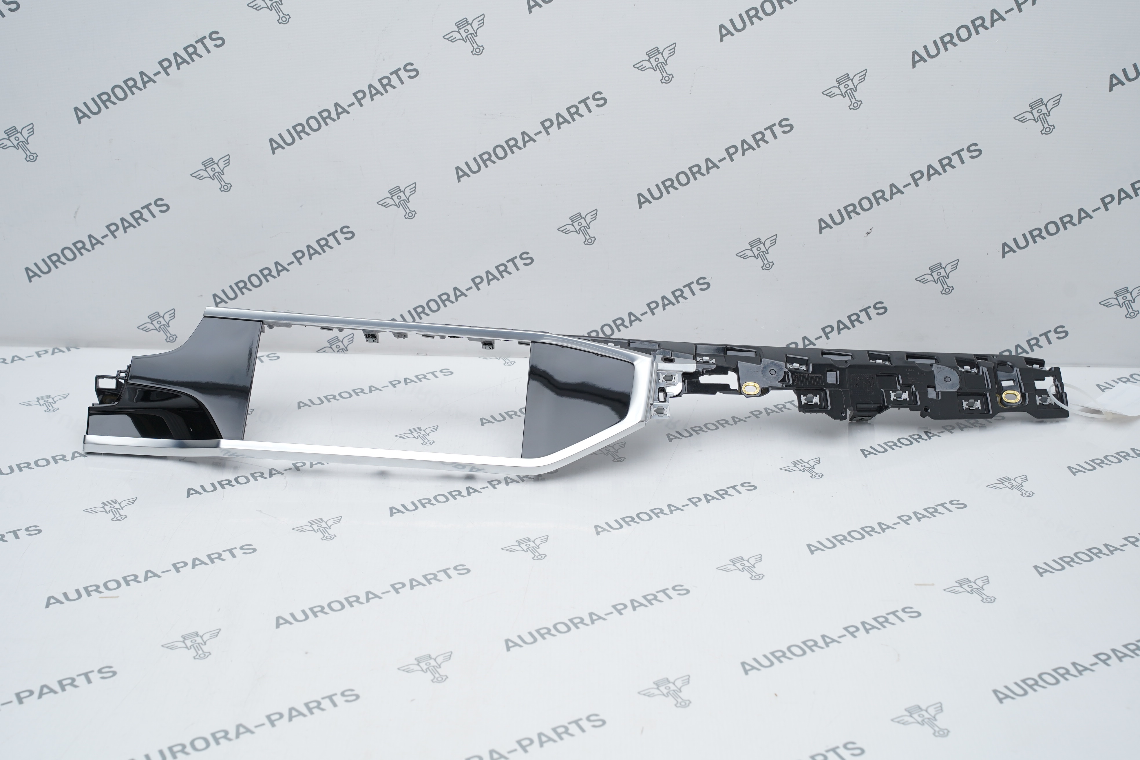 Декоративная накладка на торпеду Audi Q3