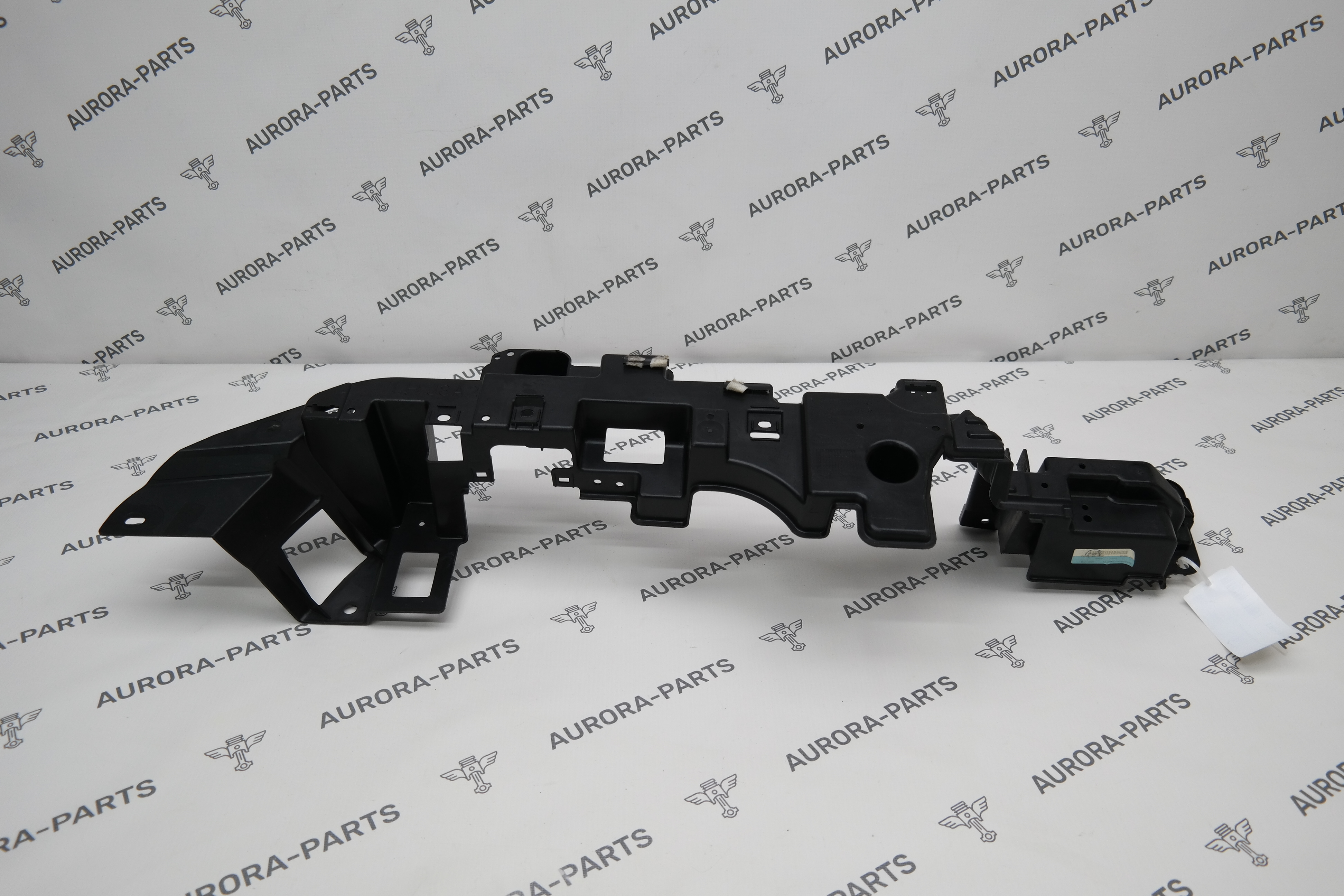 Кронштейн полки багажника LH Land Rover Range Rover Velar