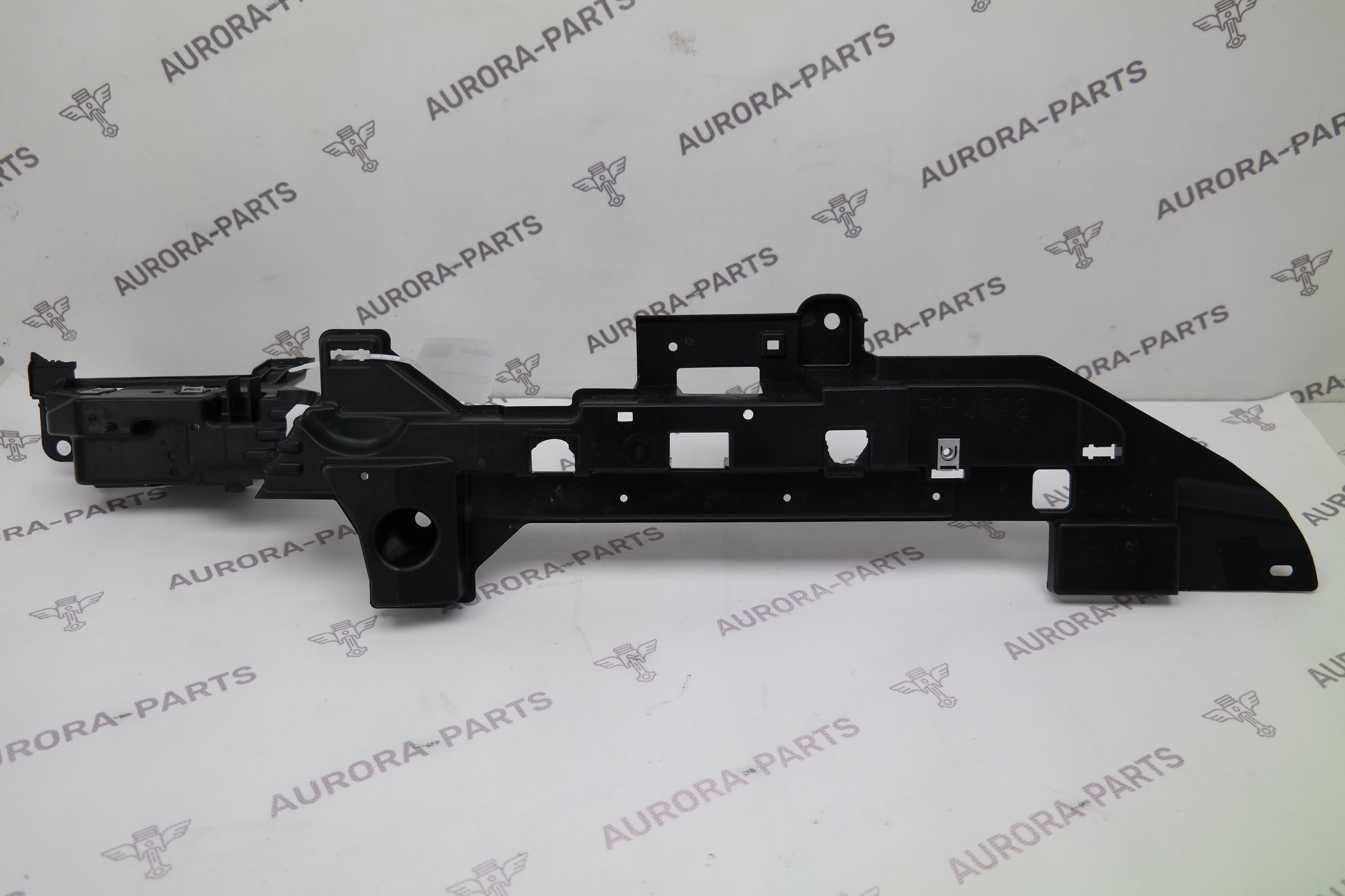 Кронштейн полки багажника RH Land Rover Range Rover Velar