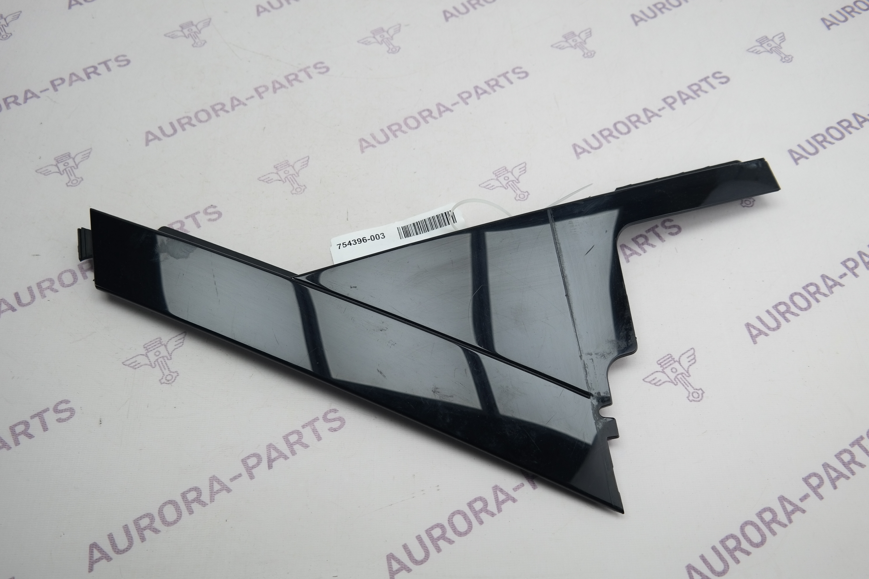 Накладка задней двери, уголок (стойка С) RH Land Rover Range Rover Velar