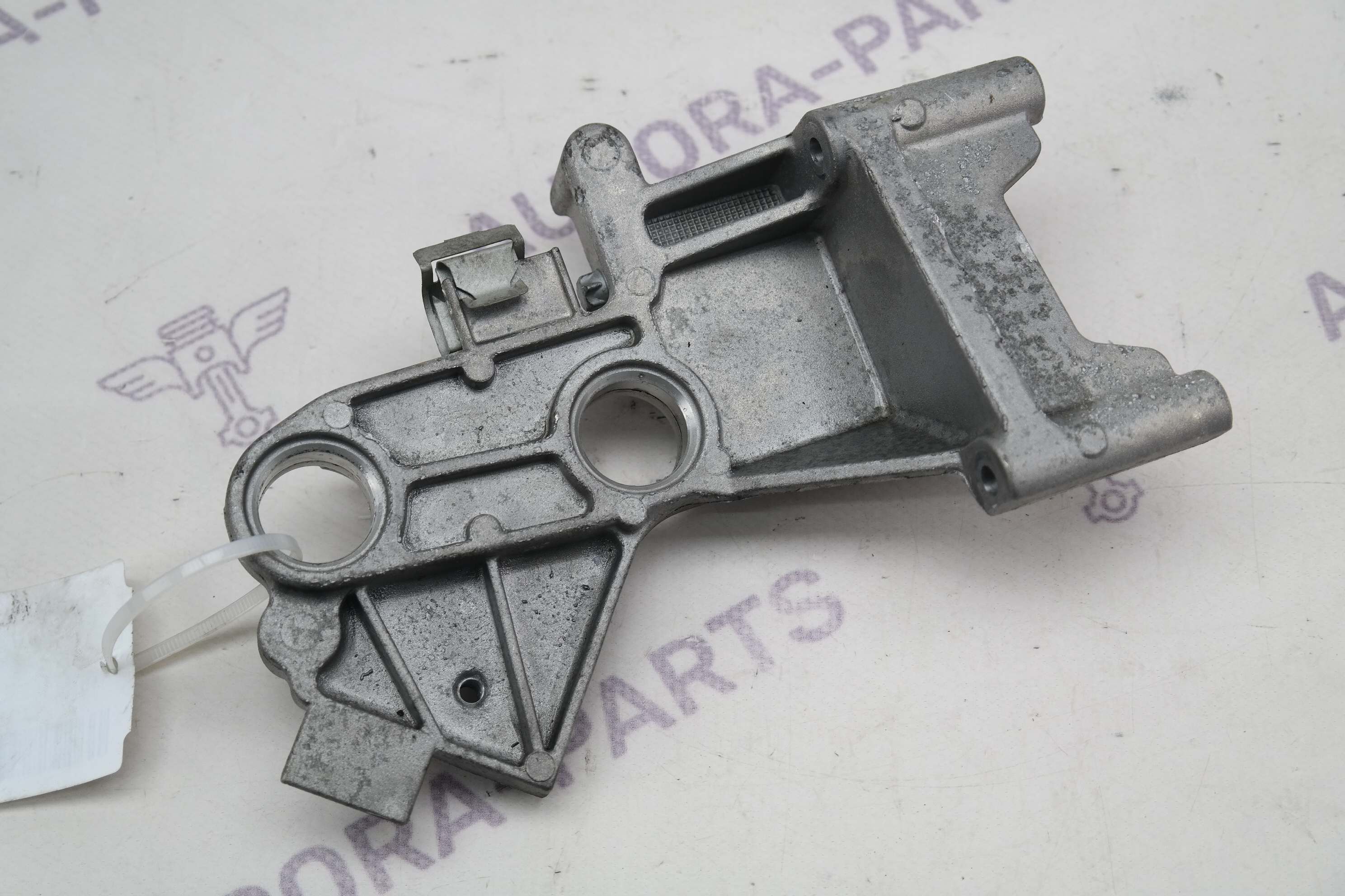 Кронштейн корпуса воздушного фильтра сзади Om 621 2.2 cdi Mercedes C-Klasse