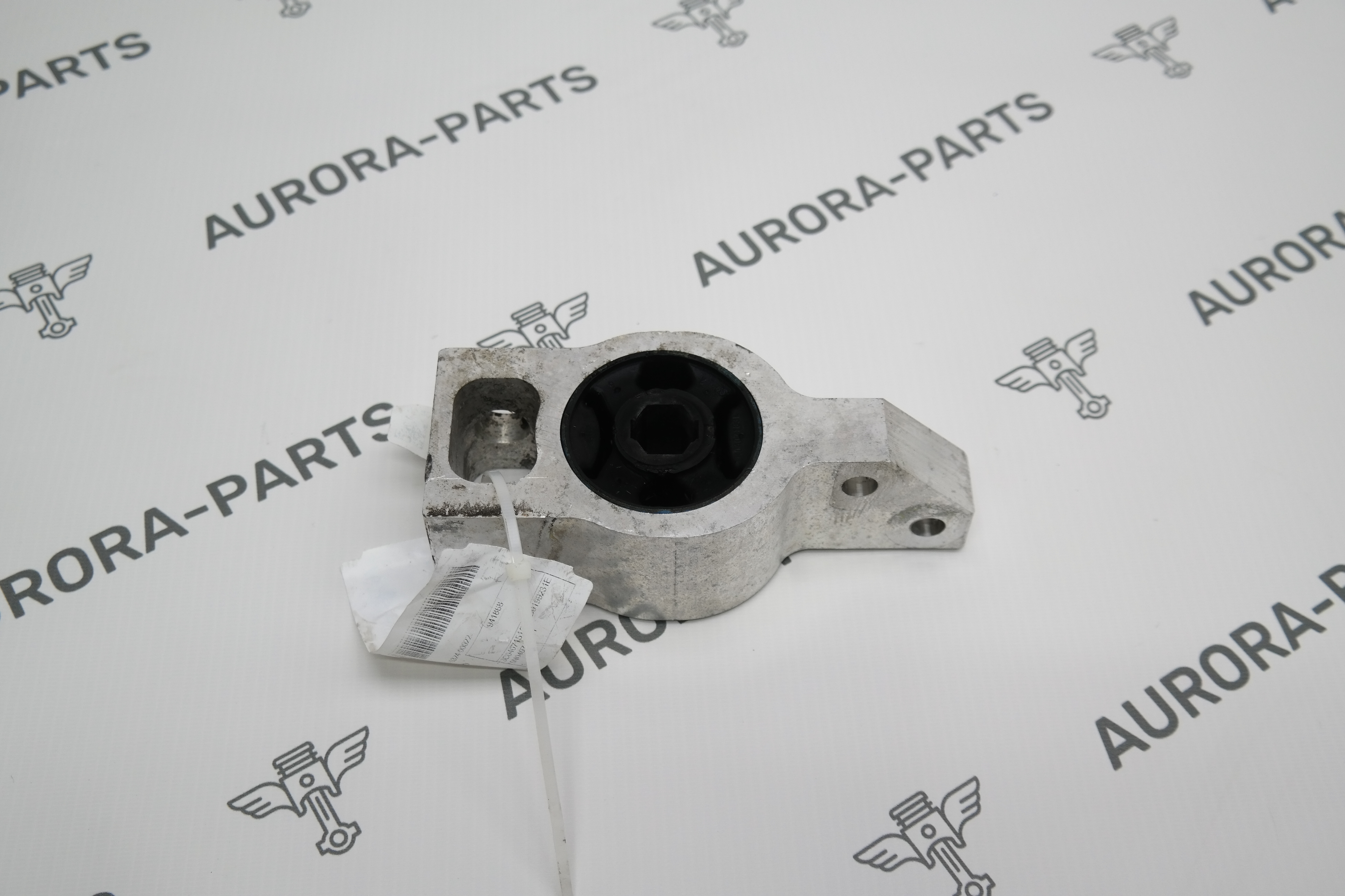 Кронштейн опорный переднего рычага LH=RH Audi Q3