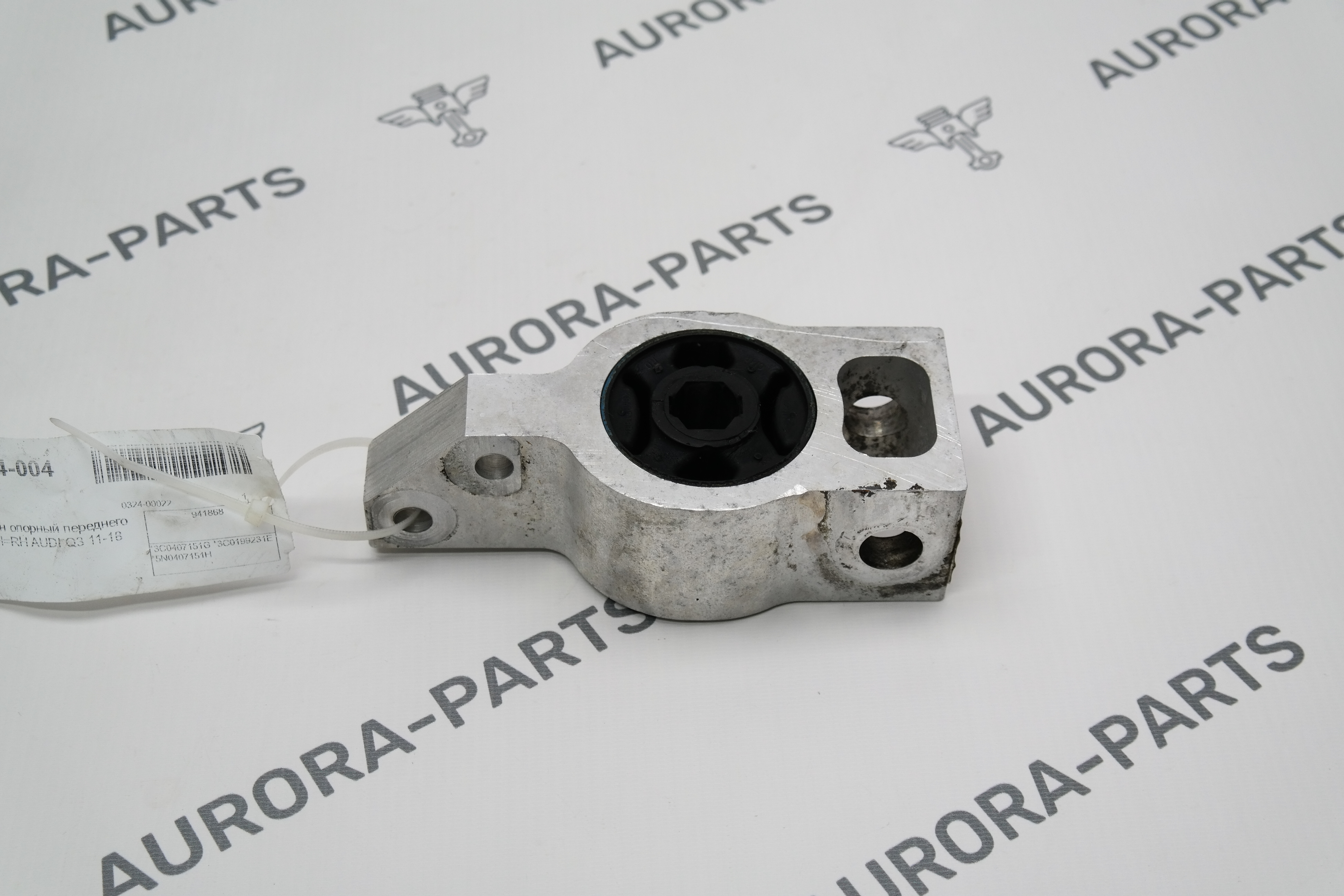 Кронштейн опорный переднего рычага LH=RH Audi Q3