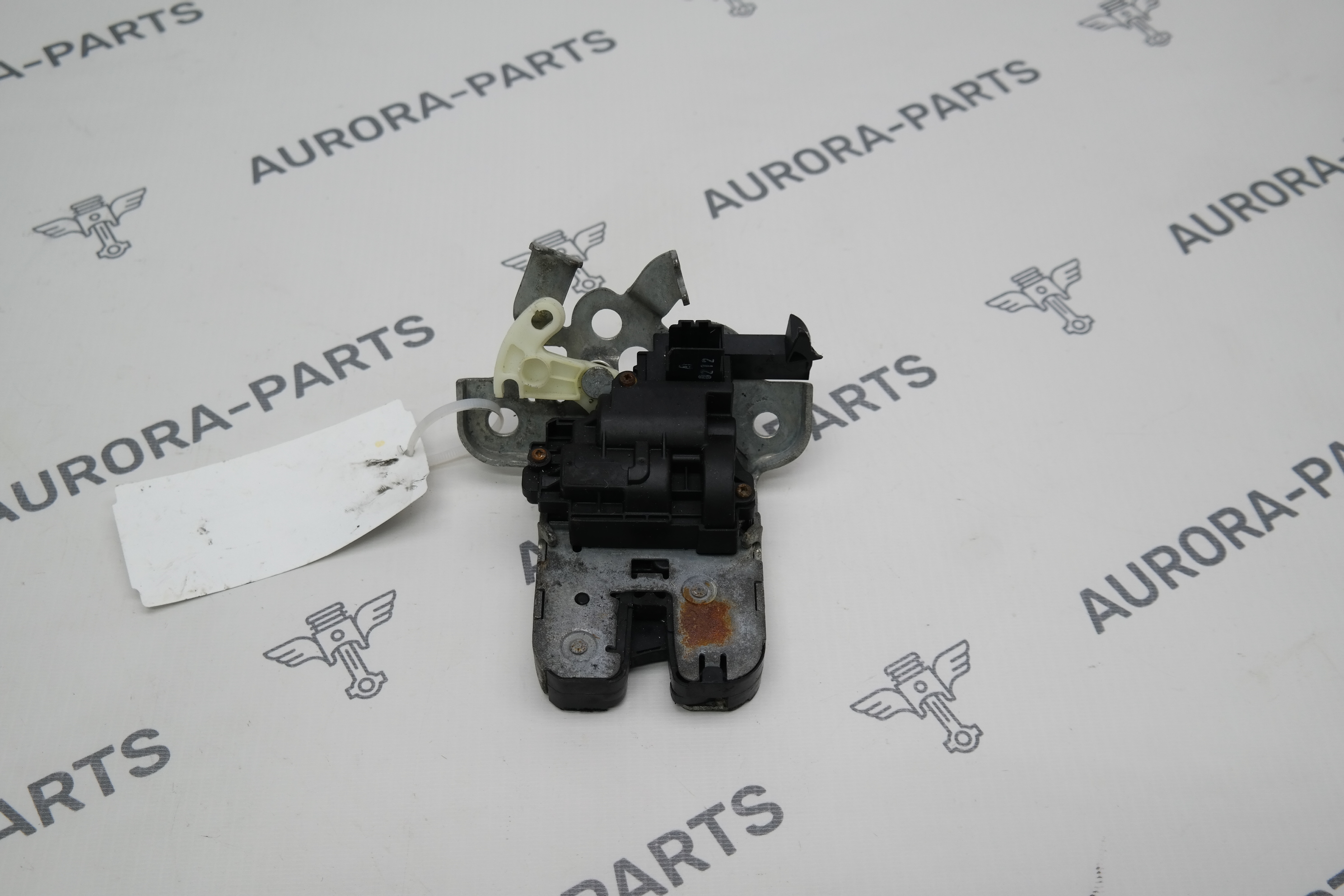 Замок крышки багажника Audi Q3