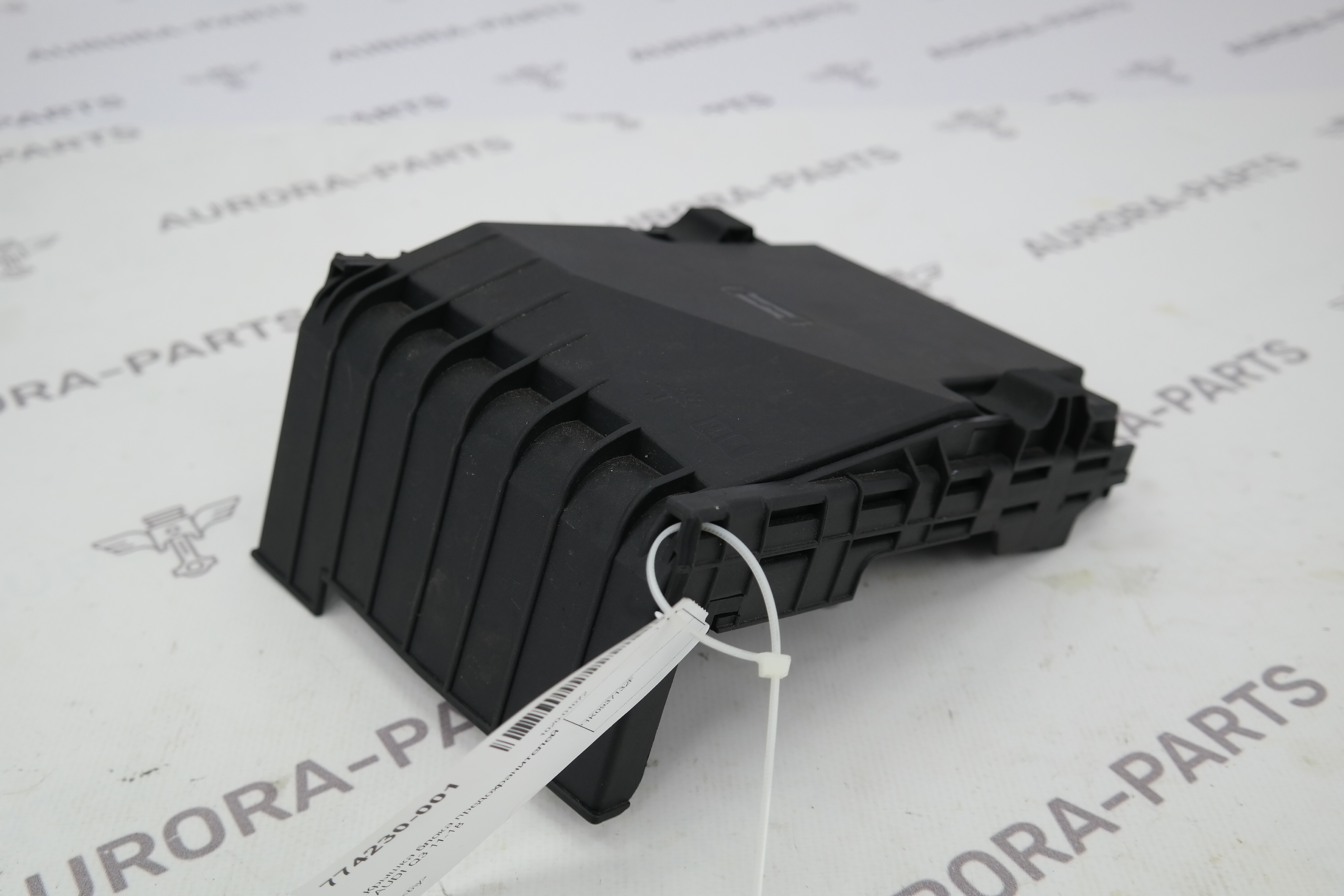 Крышка блока предохранителей Audi Q3 