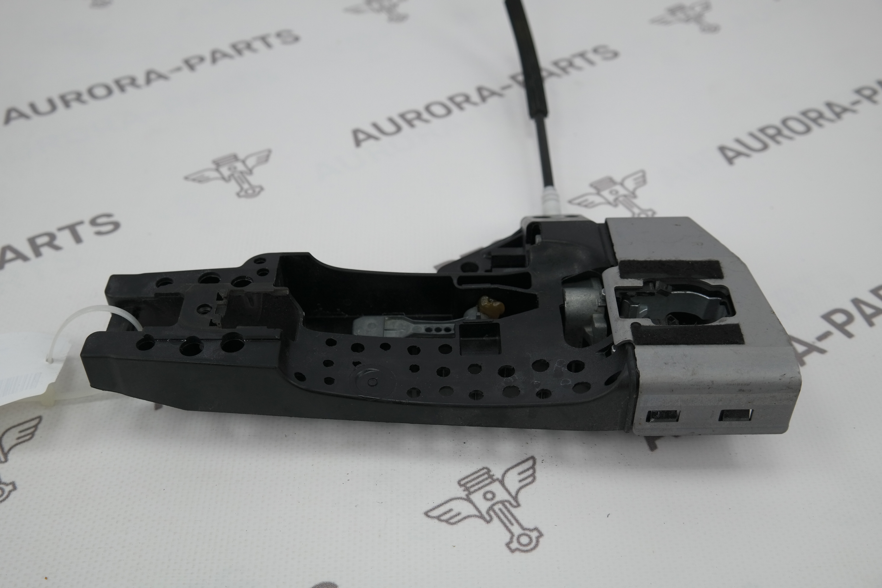 Кронштейн наружней ручки двери RH Audi Q3