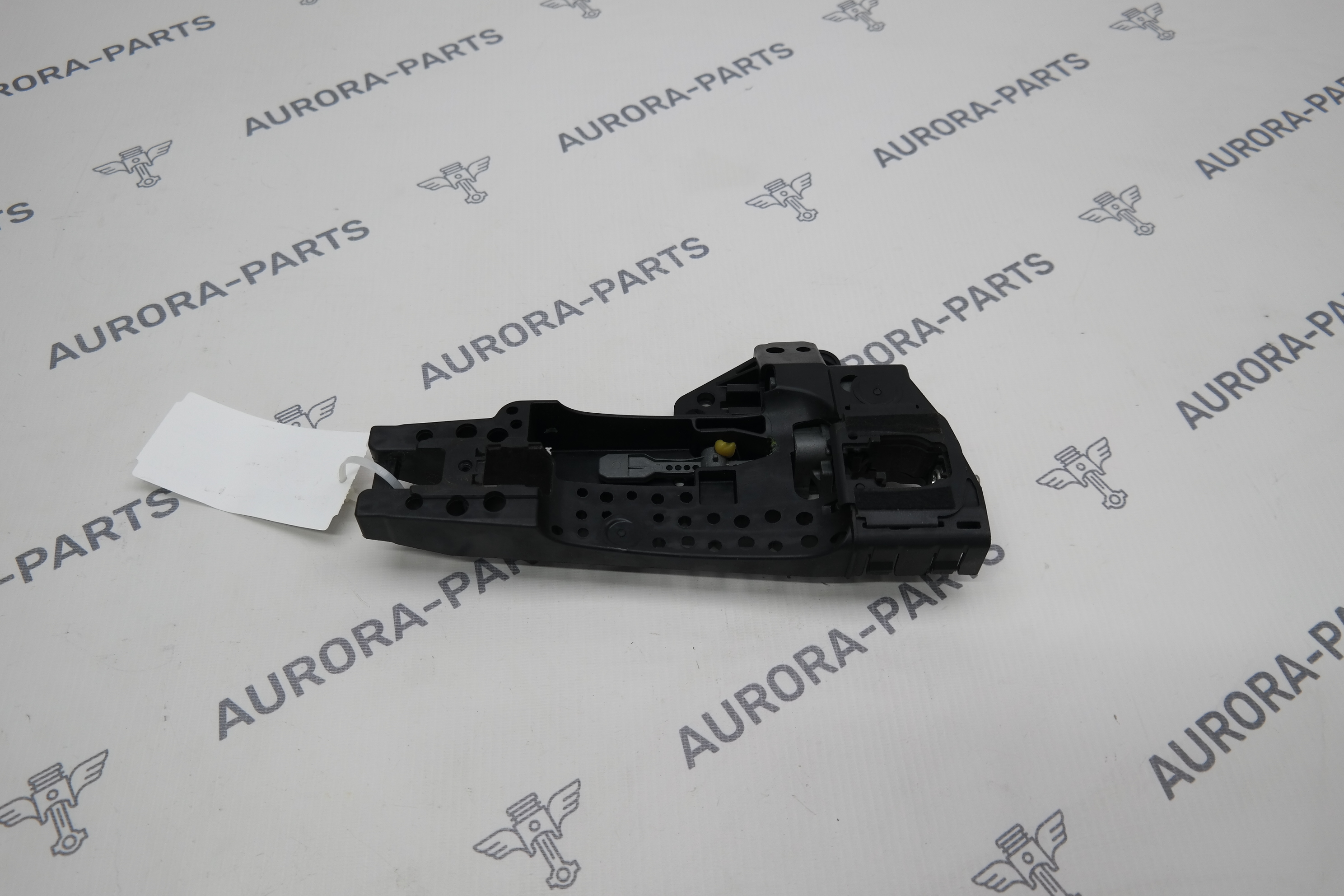 Кронштейн наружней ручки двери RH Audi Q3