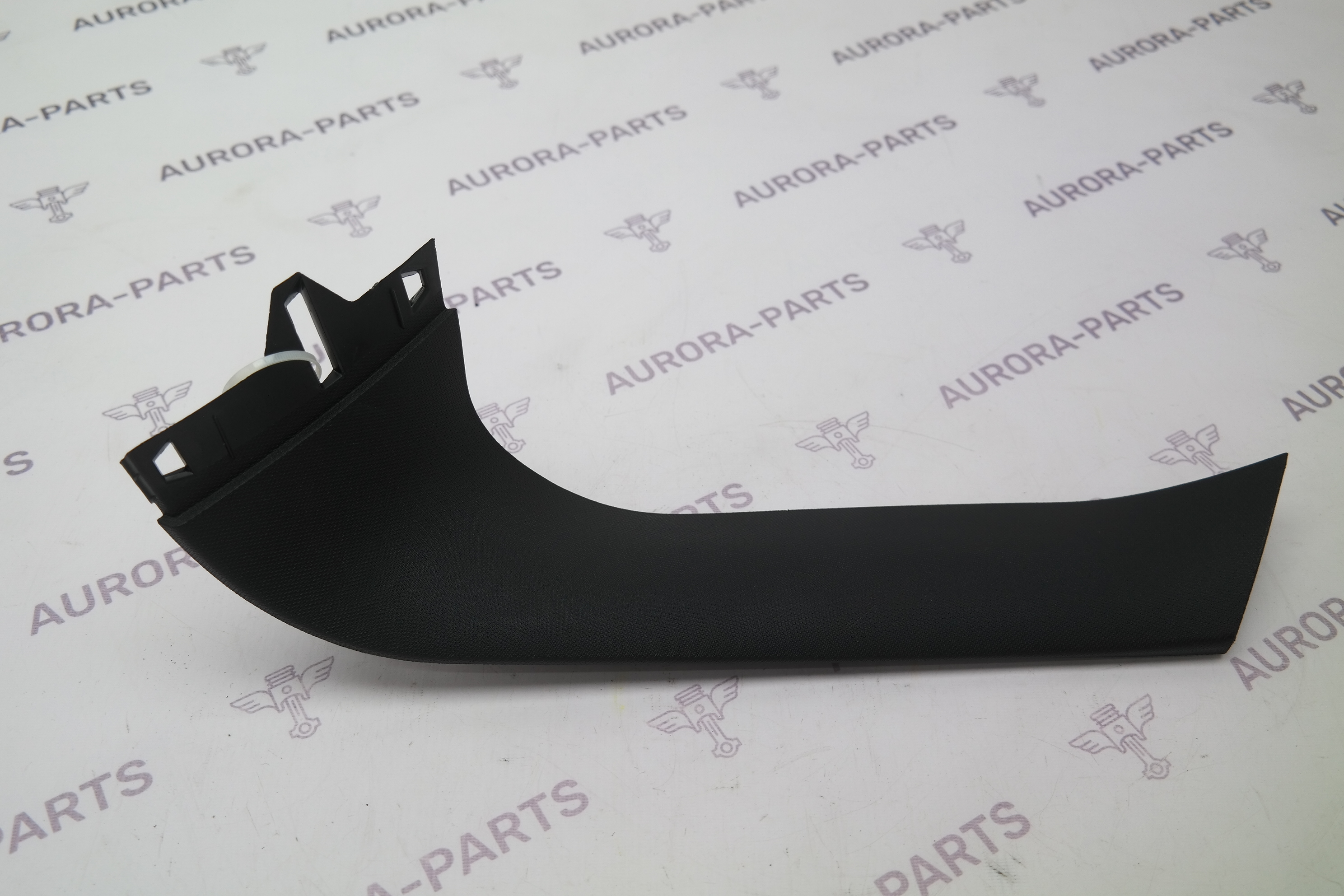 Обшивка багажной двери боковая RH schwarz BMW X5