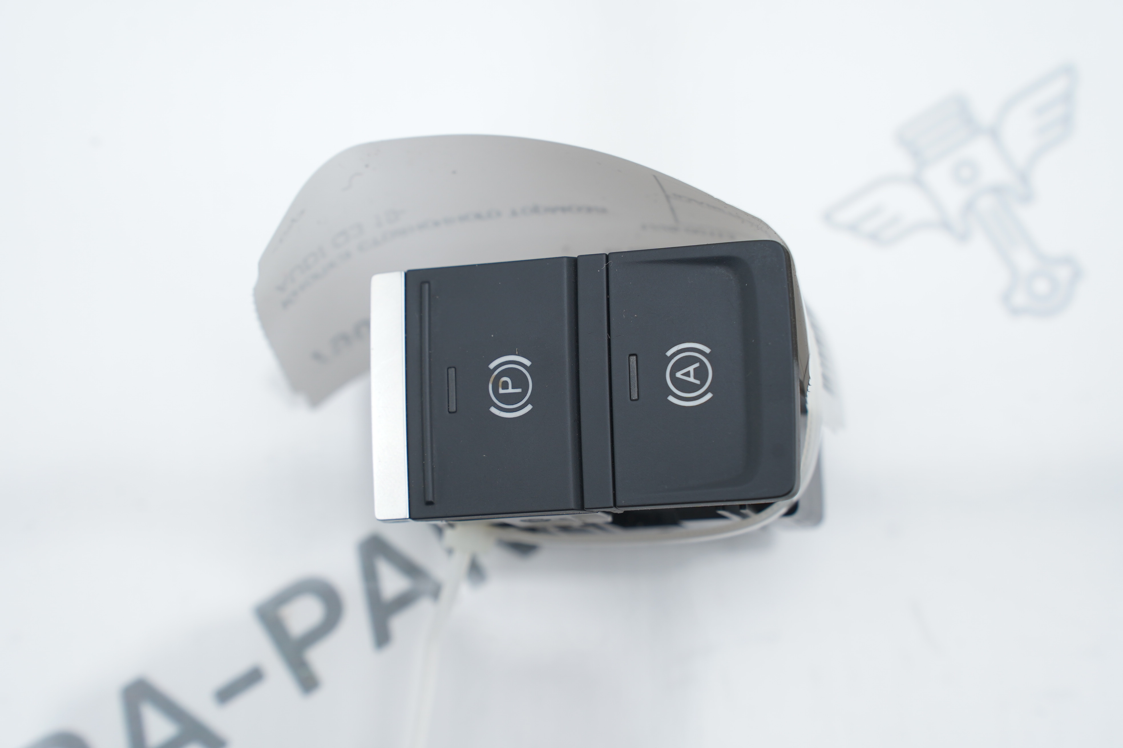 Кнопка стояночного тормоза Audi Q3