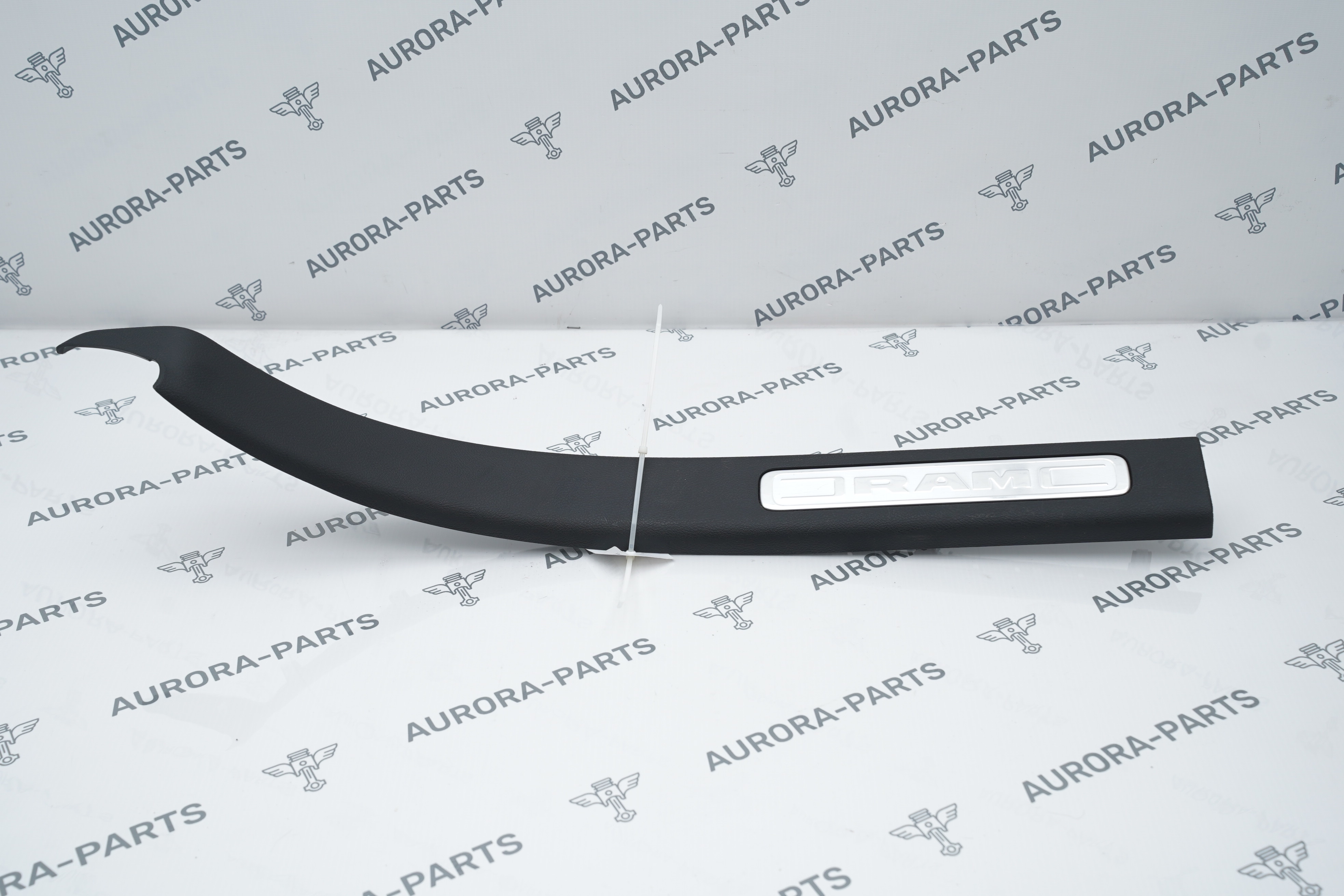 Накладка внутреннего порога задняя RH Dodge RAM