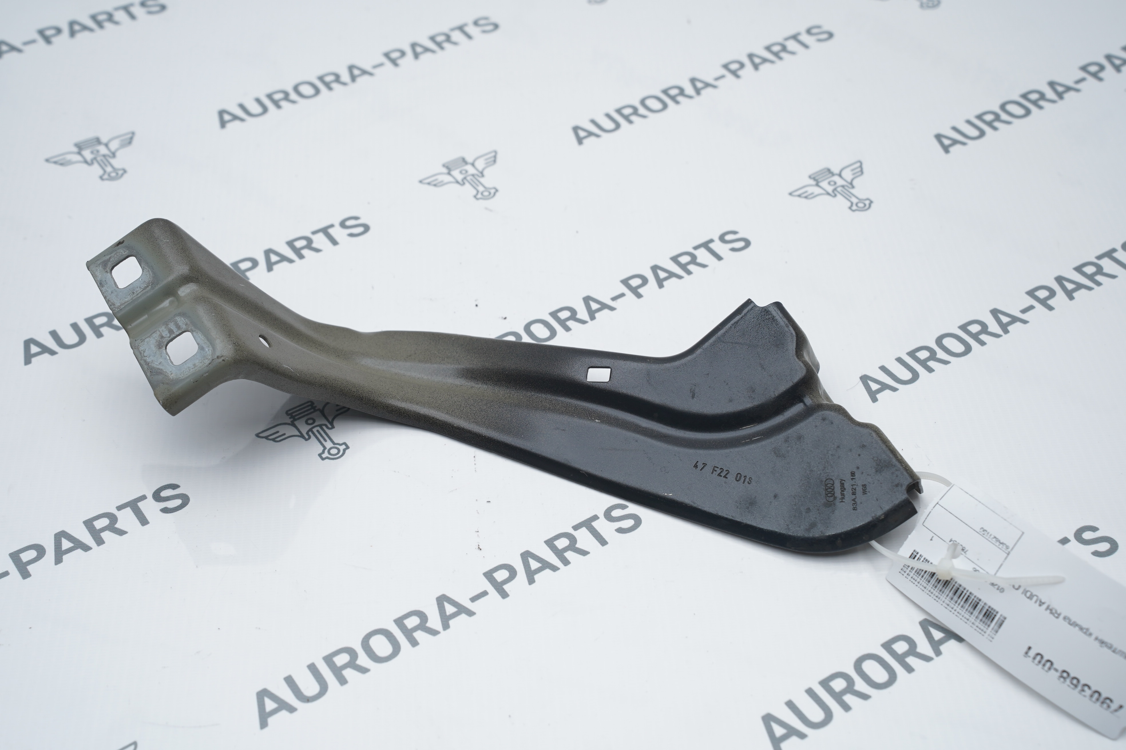 Кронштейн крыла RH Audi Q3