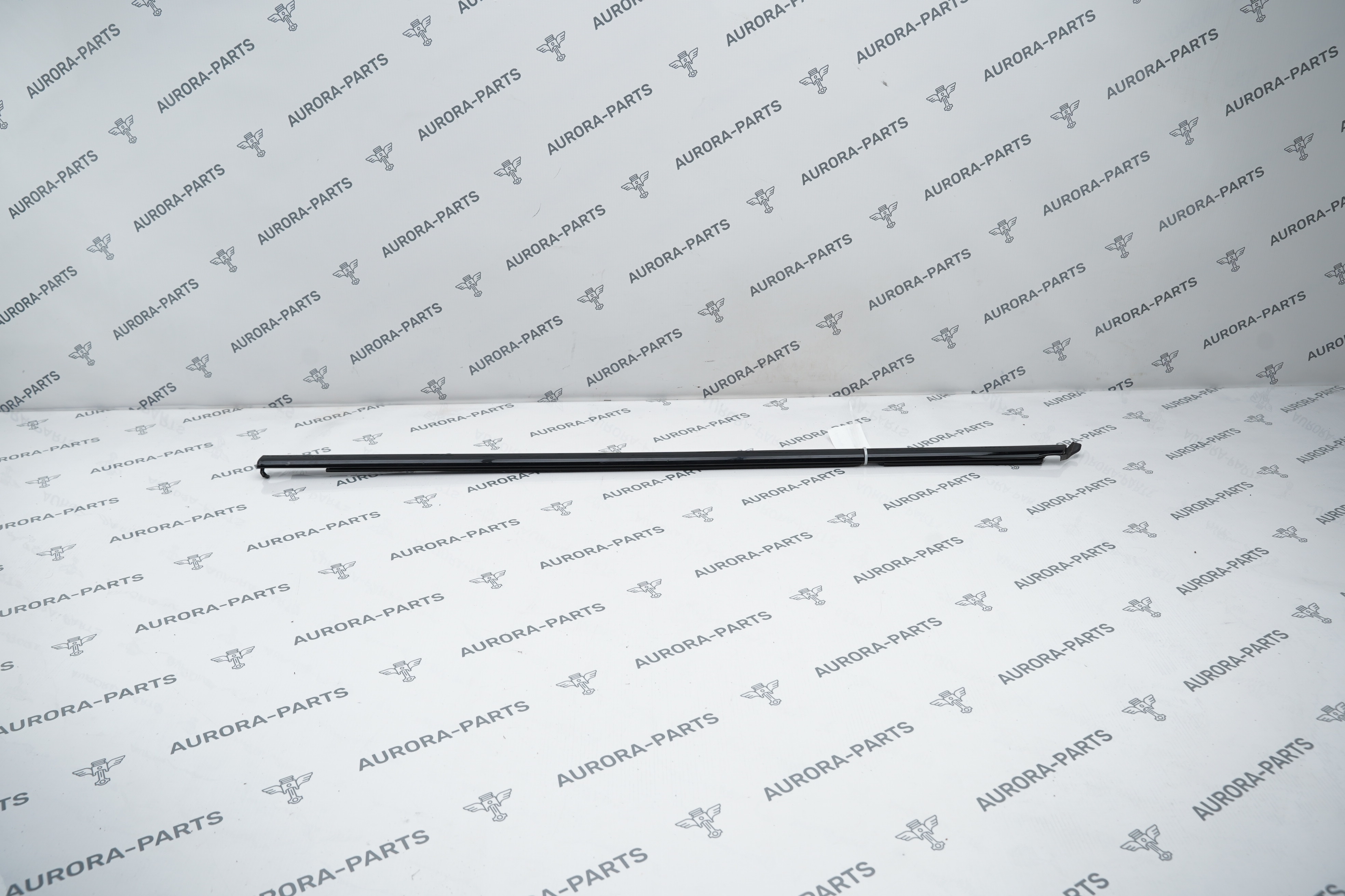 Молдинг стекла передней двери (Бархотка, черный глянцевый) LH Porsche Cayenne