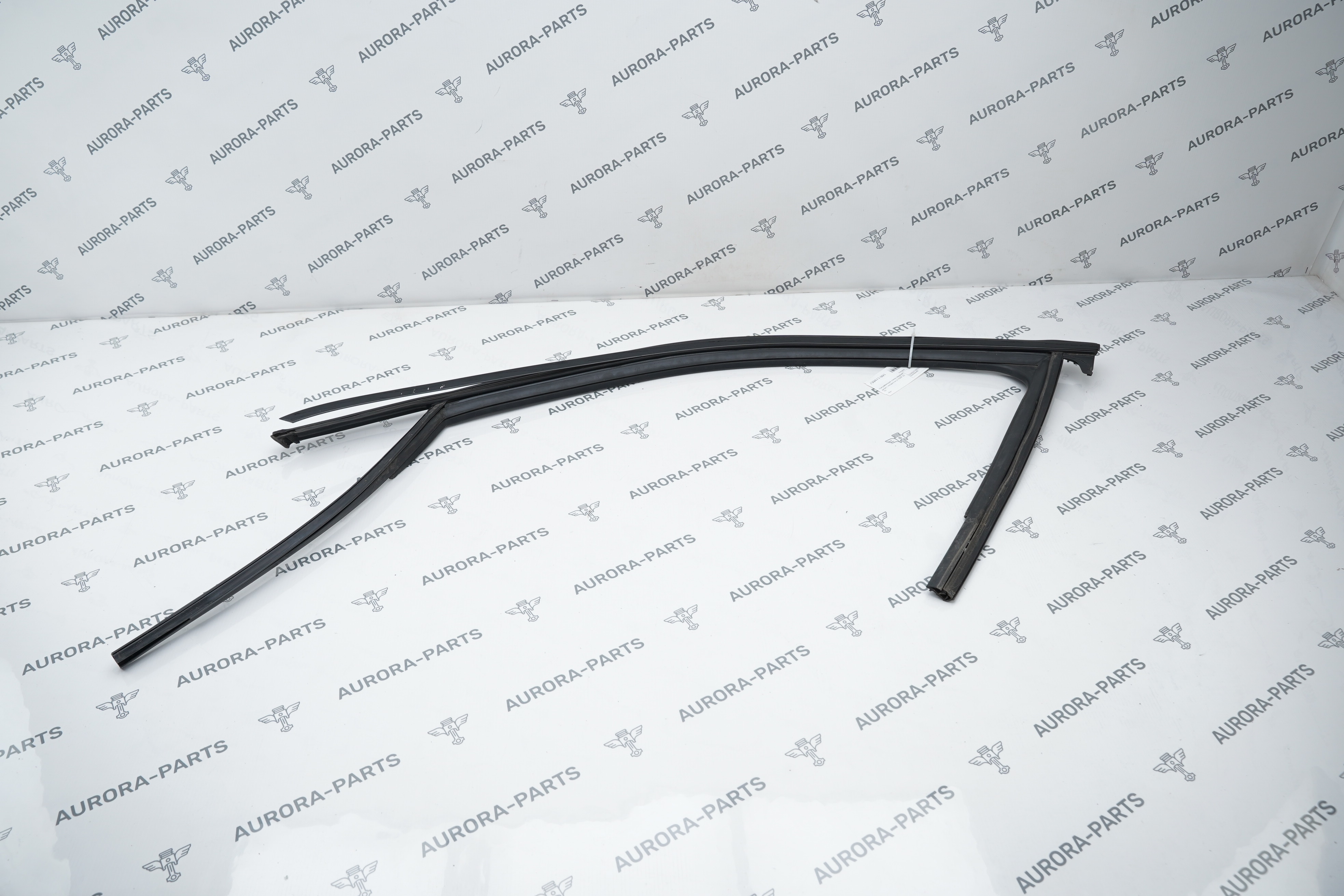 Направляющая стекла передней двери с молдингом LH Audi Q3