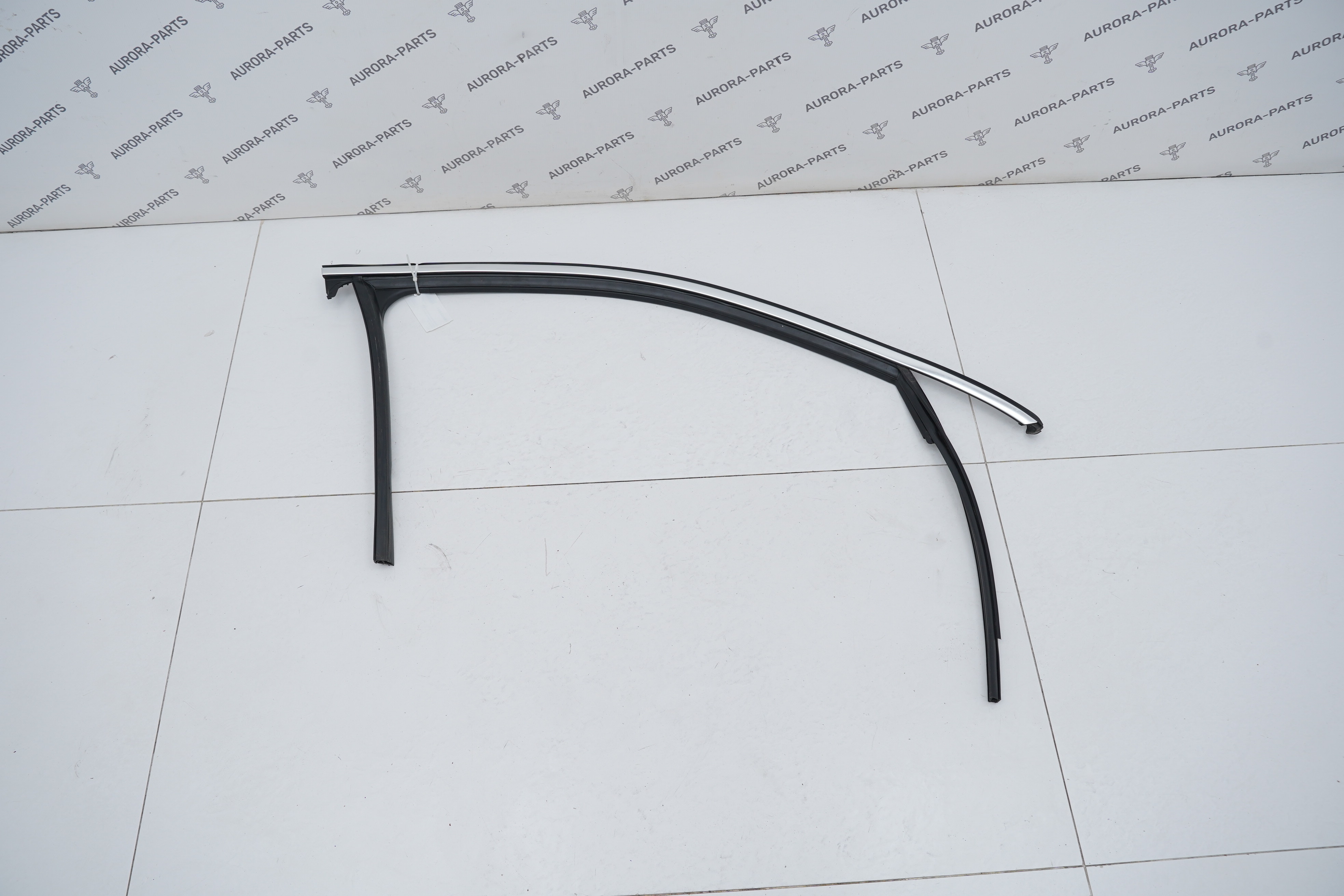 Направляющая стекла передней двери с молдингом (Хром) RH Audi Q3