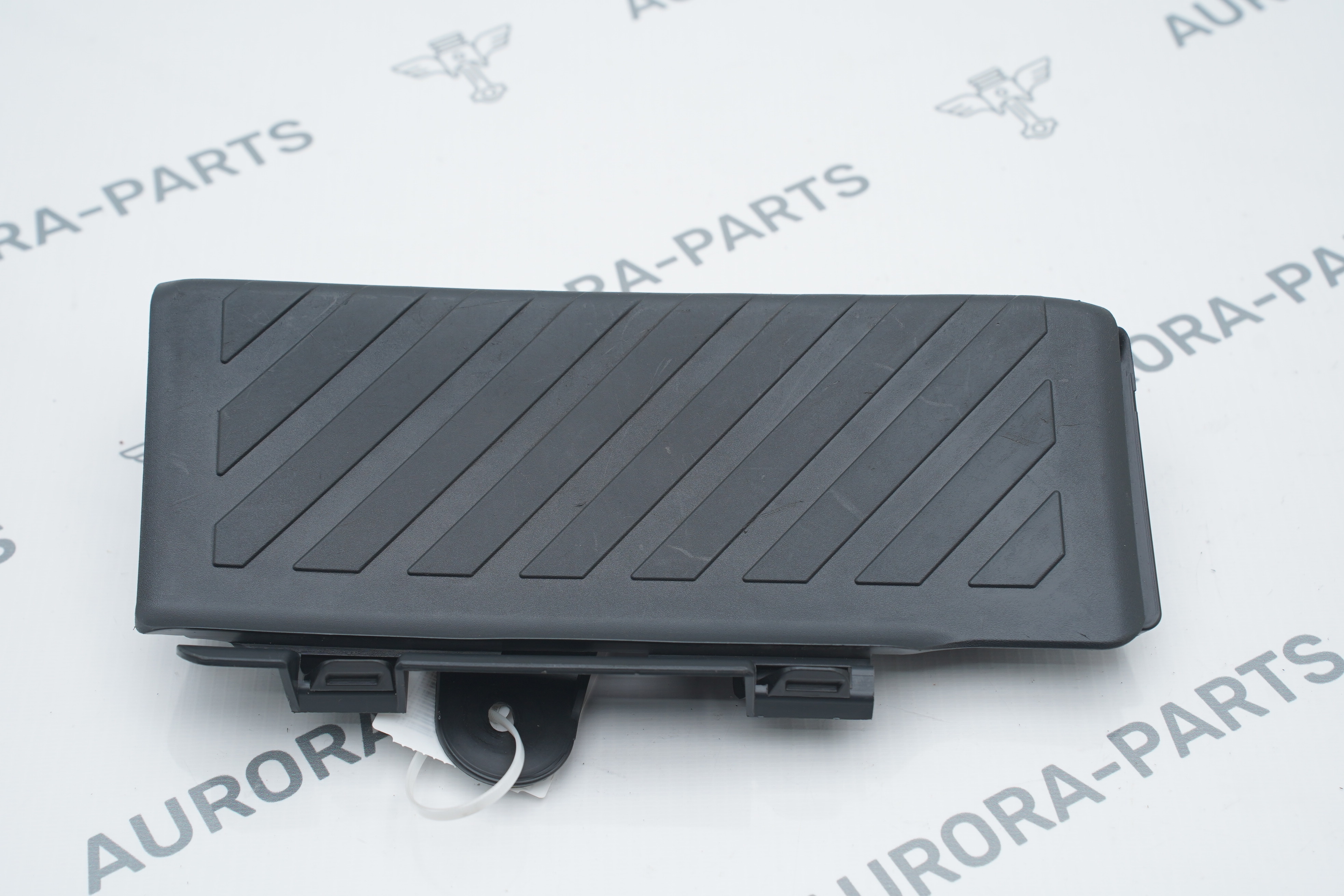 Накладка опоры ноги водителя с кронштейном Audi Q3