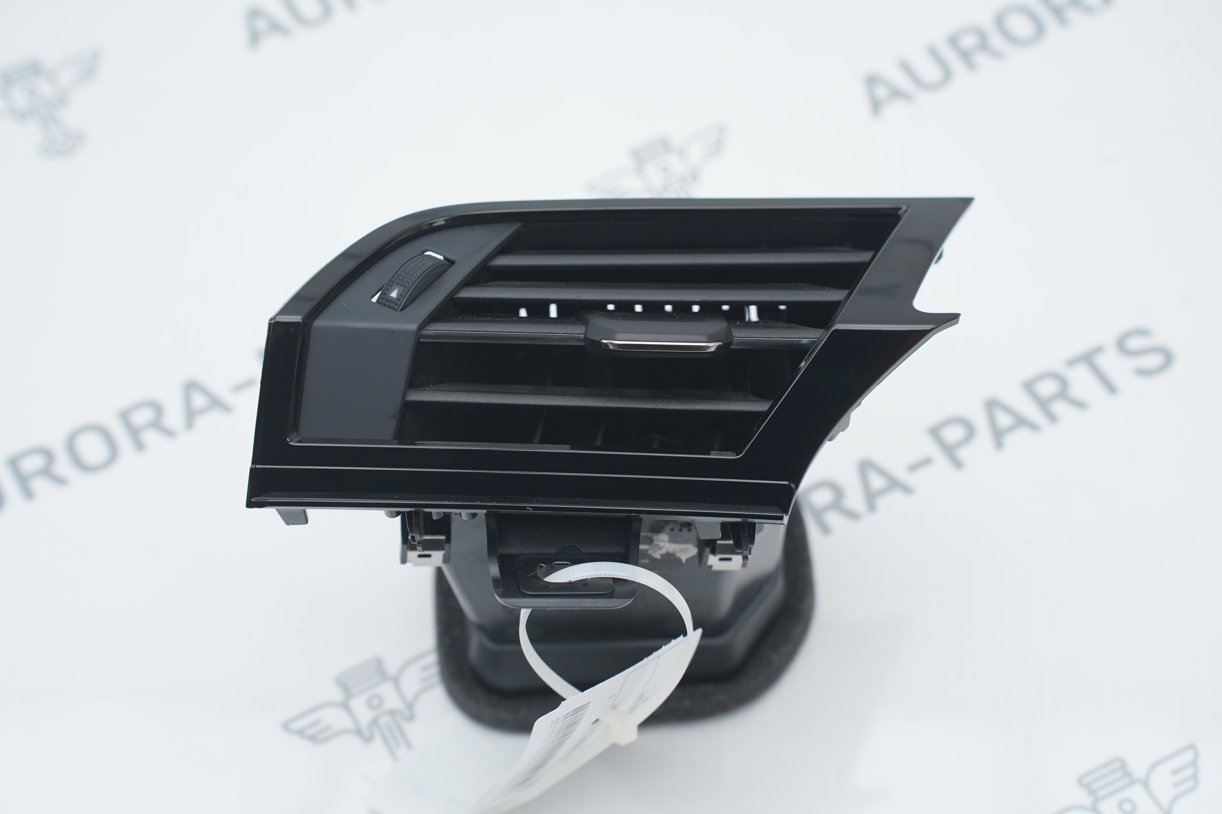 Дефлектор торпеды воздушный LH Audi Q3