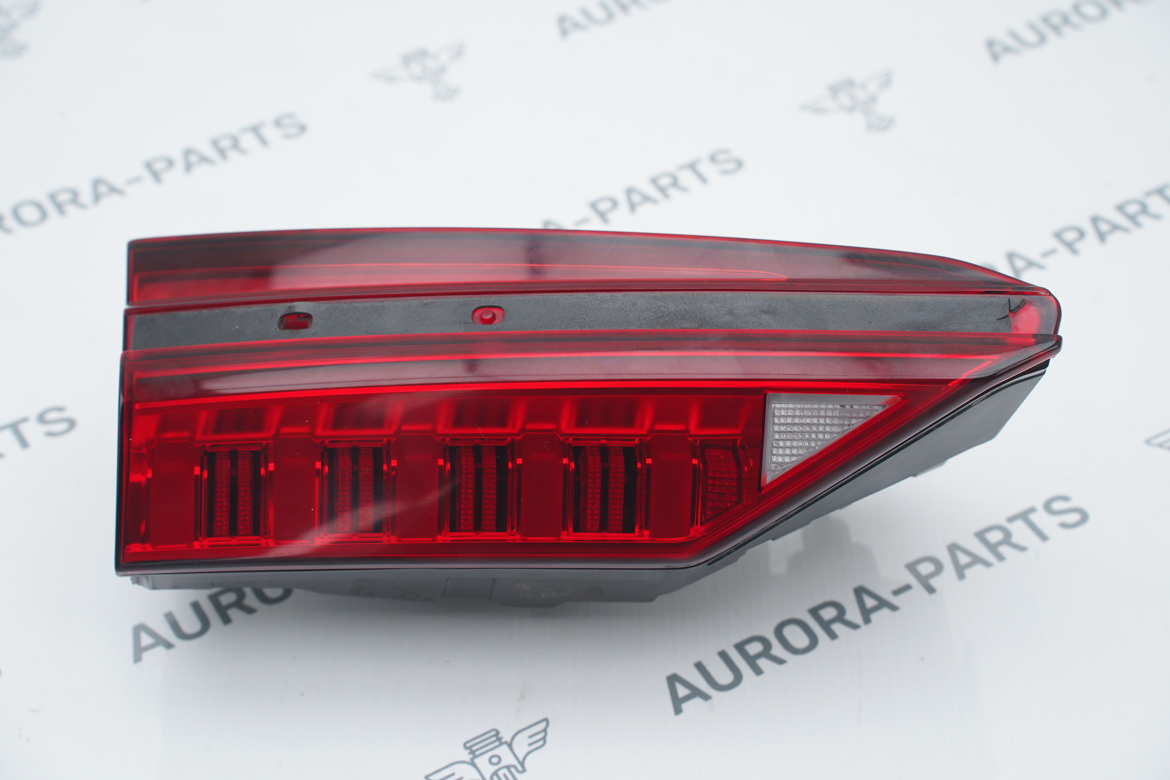 Фонарь задний в крышку багажника LH динамический opt 1 с дефектом Audi A6 