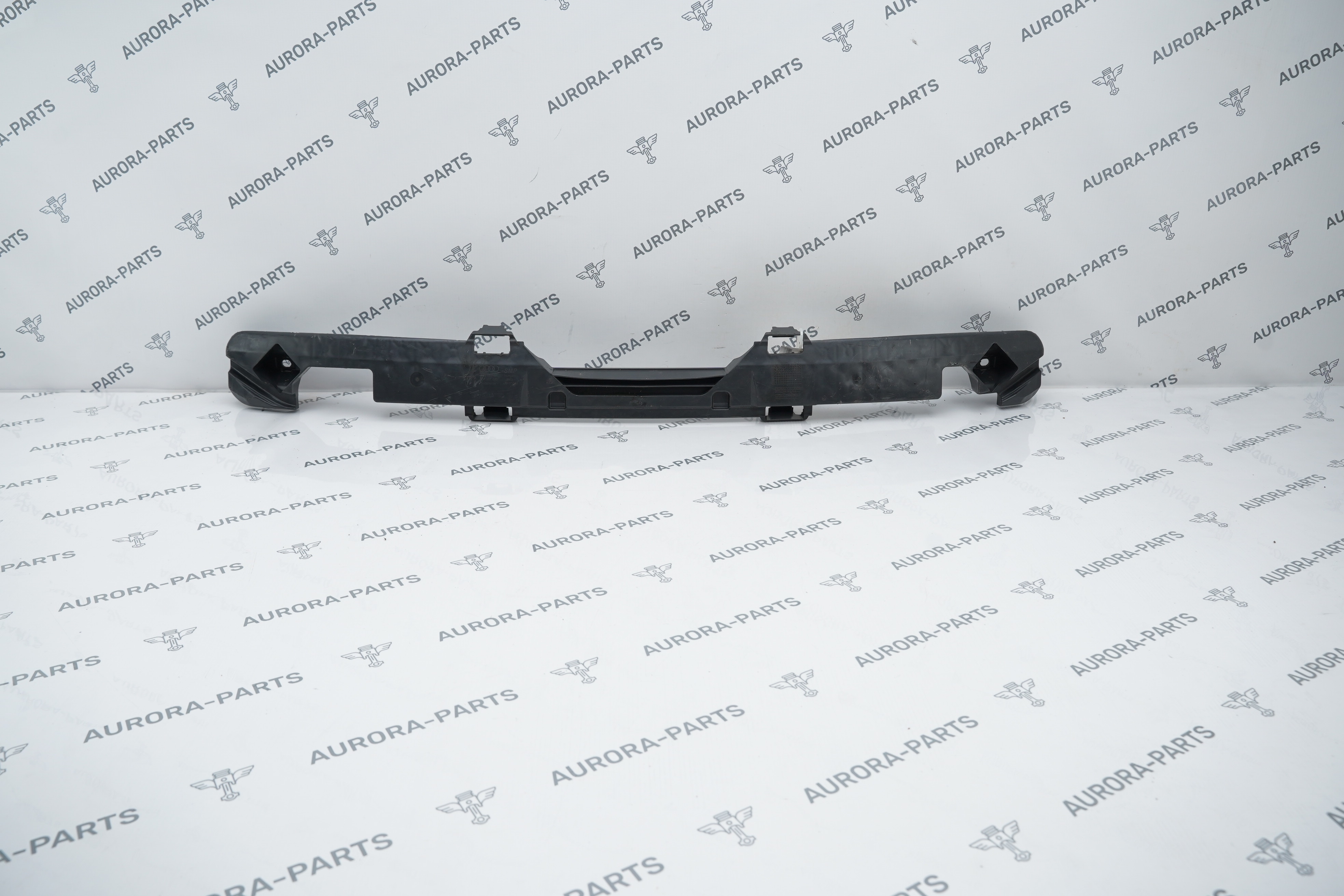 Направляющая заднего бампера центральная Audi Q3