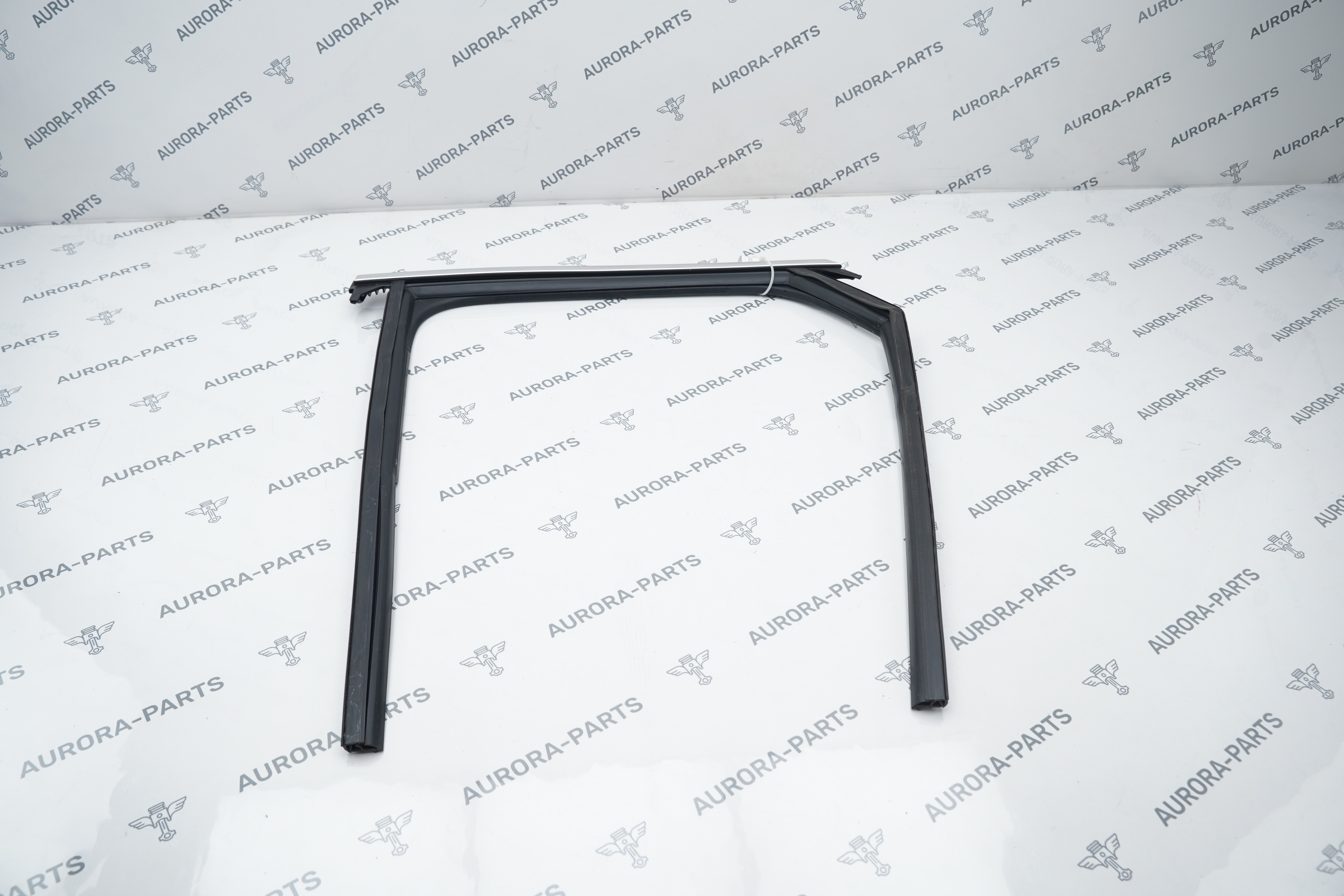 Направляющая стекла задней двери с молдингом LH Audi Q3