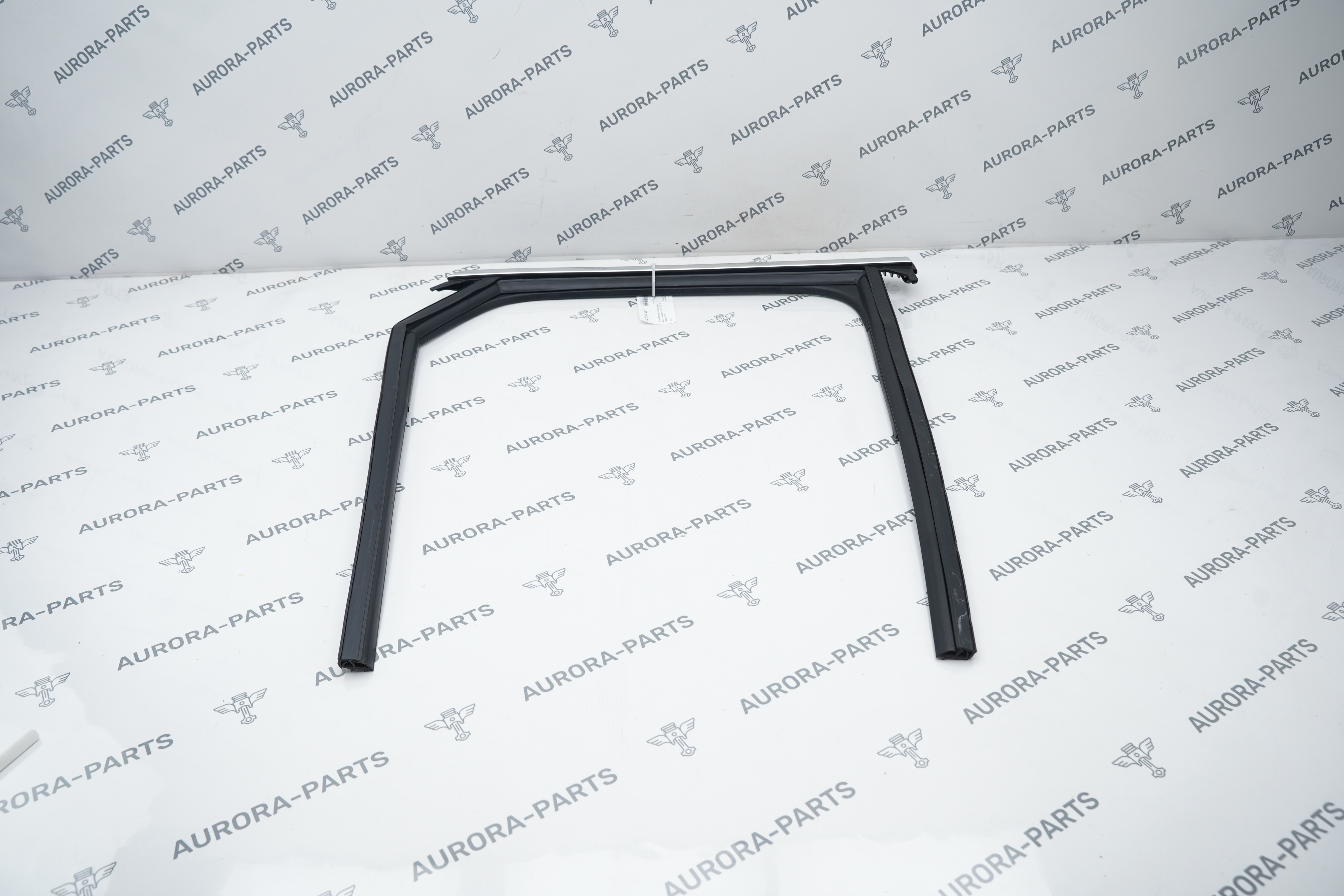 Направляющая стекла задней двери с молдингом RH Audi Q3