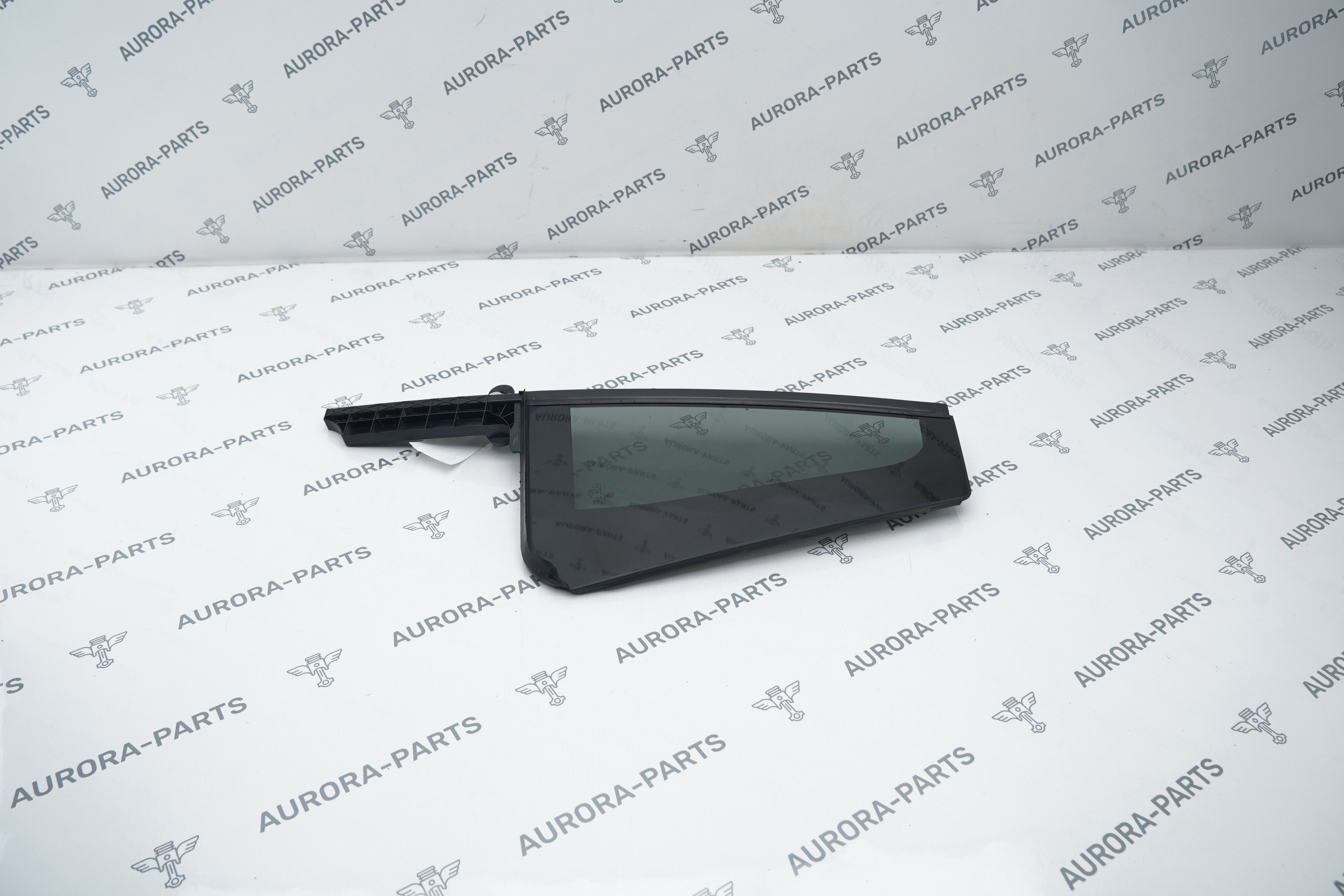 Форточка задней двери LH VW Tiguan