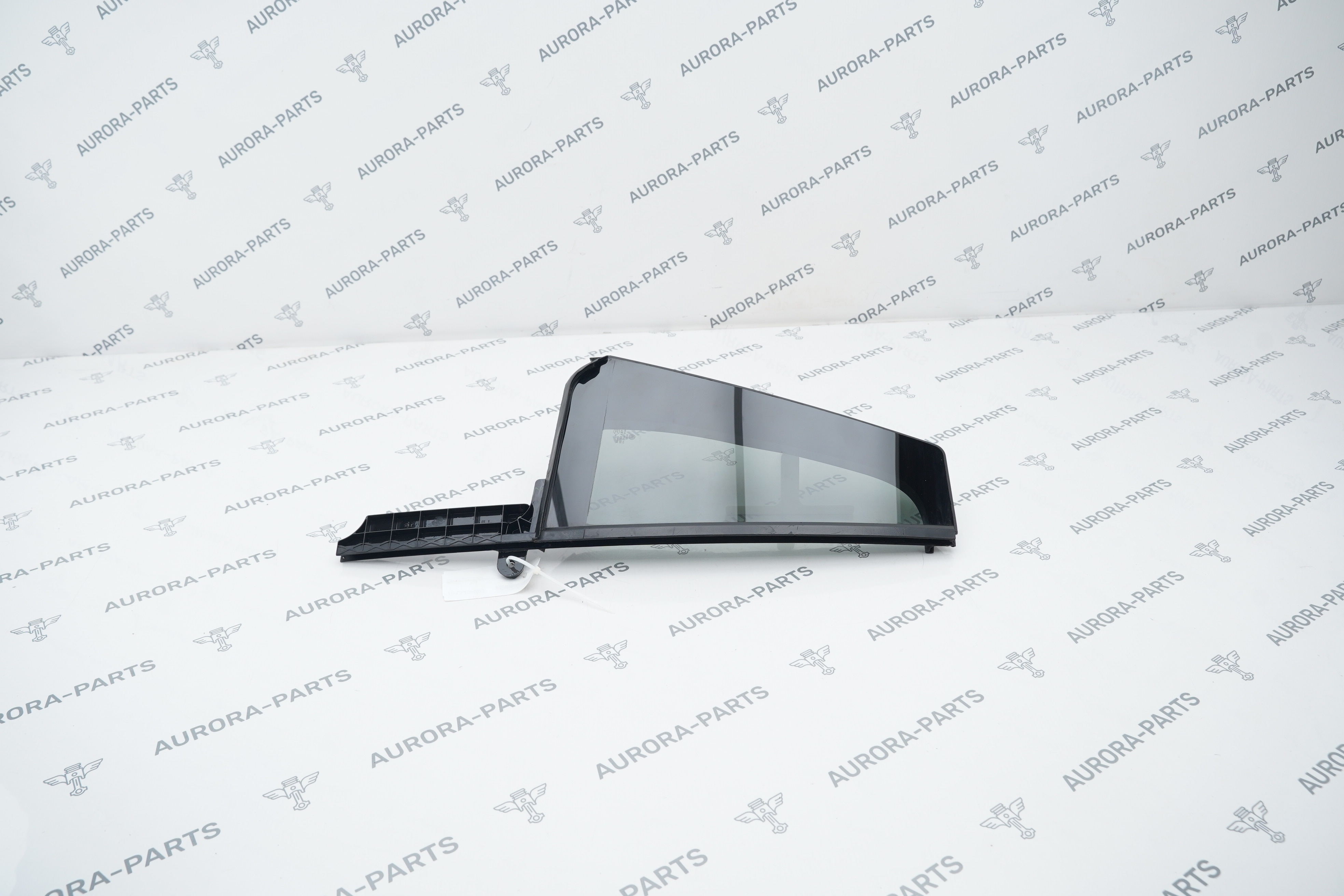 Форточка задней двери RH VW Tiguan