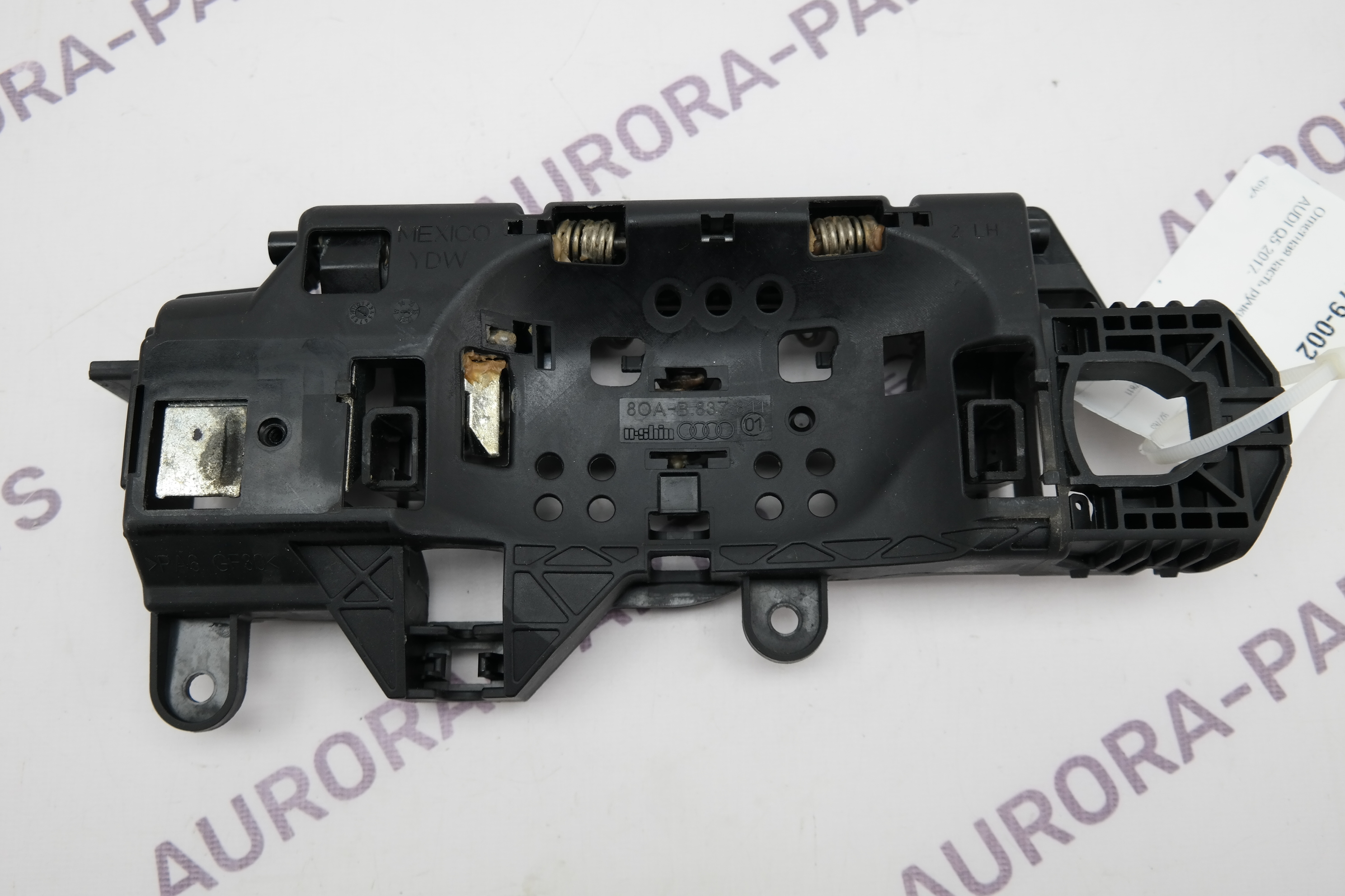 Ответная часть ручки двери LH Audi Q5 