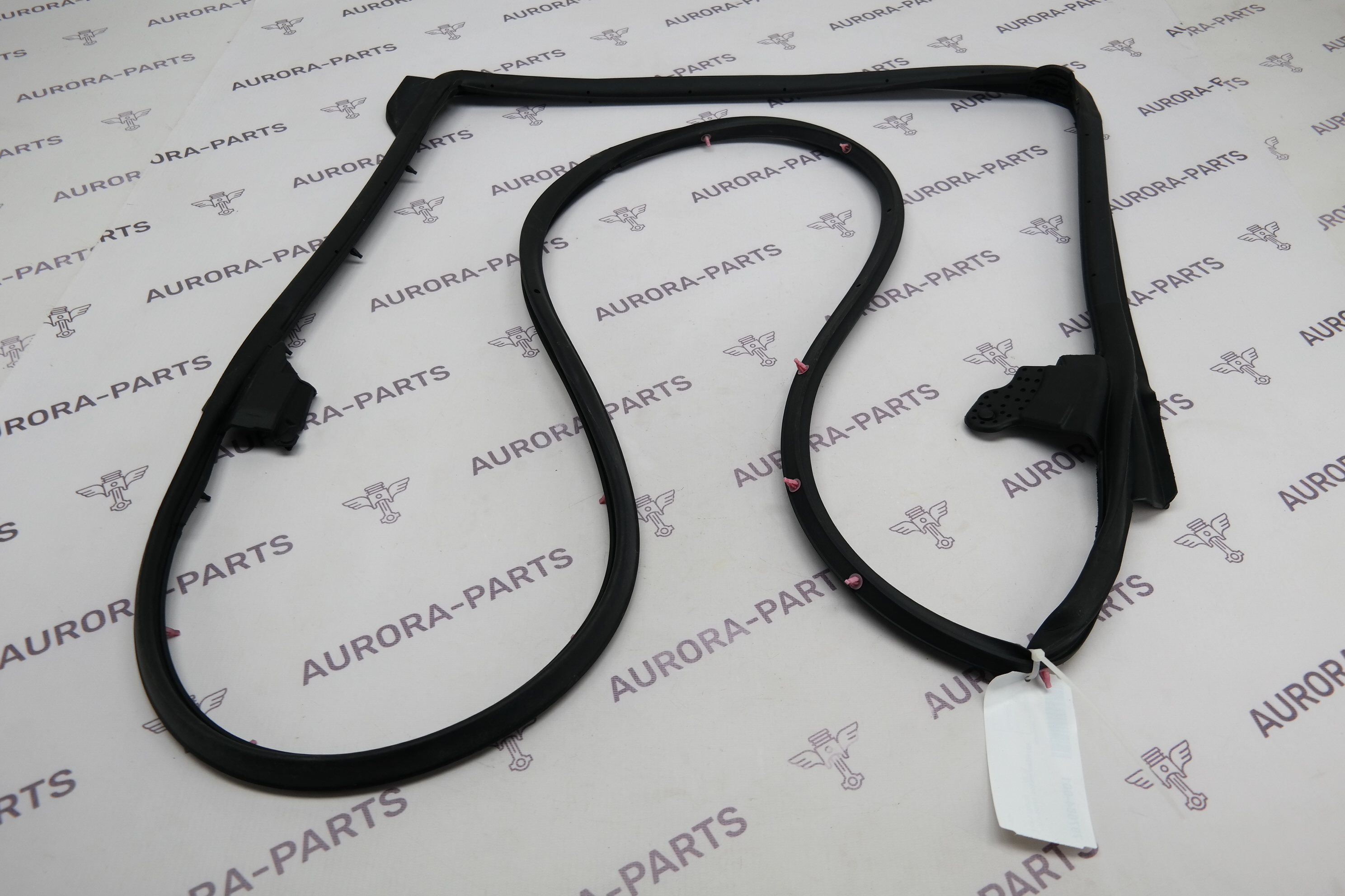 Уплотнитель задней двери RH Lexus RX