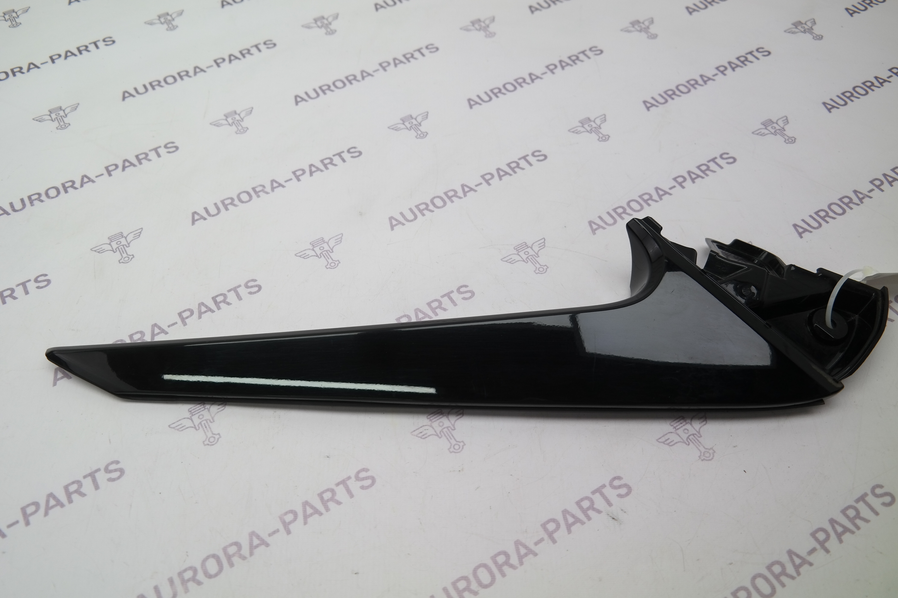 Накладка крышки багажника RH Lexus RX