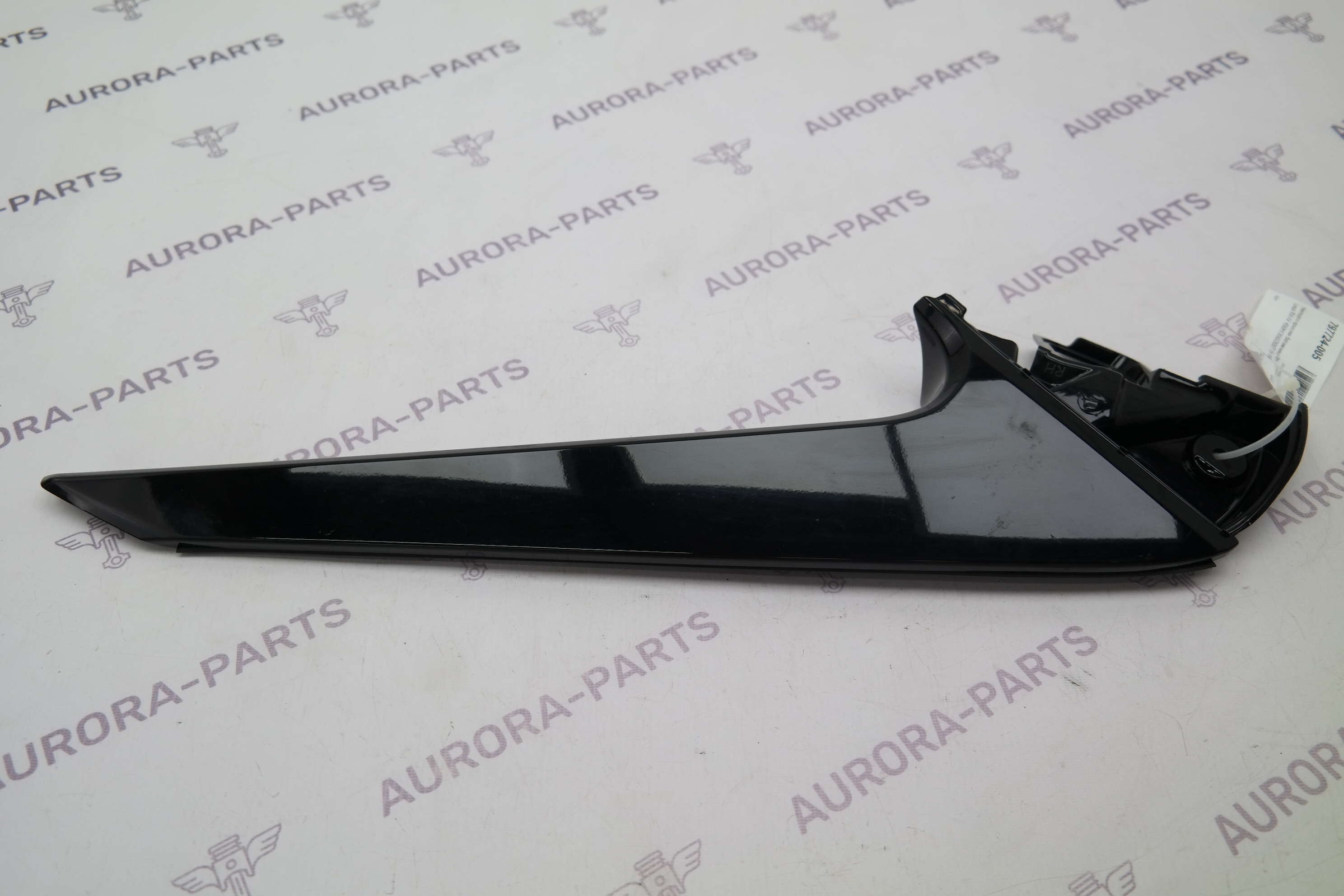 Накладка крышки багажника RH Lexus RX