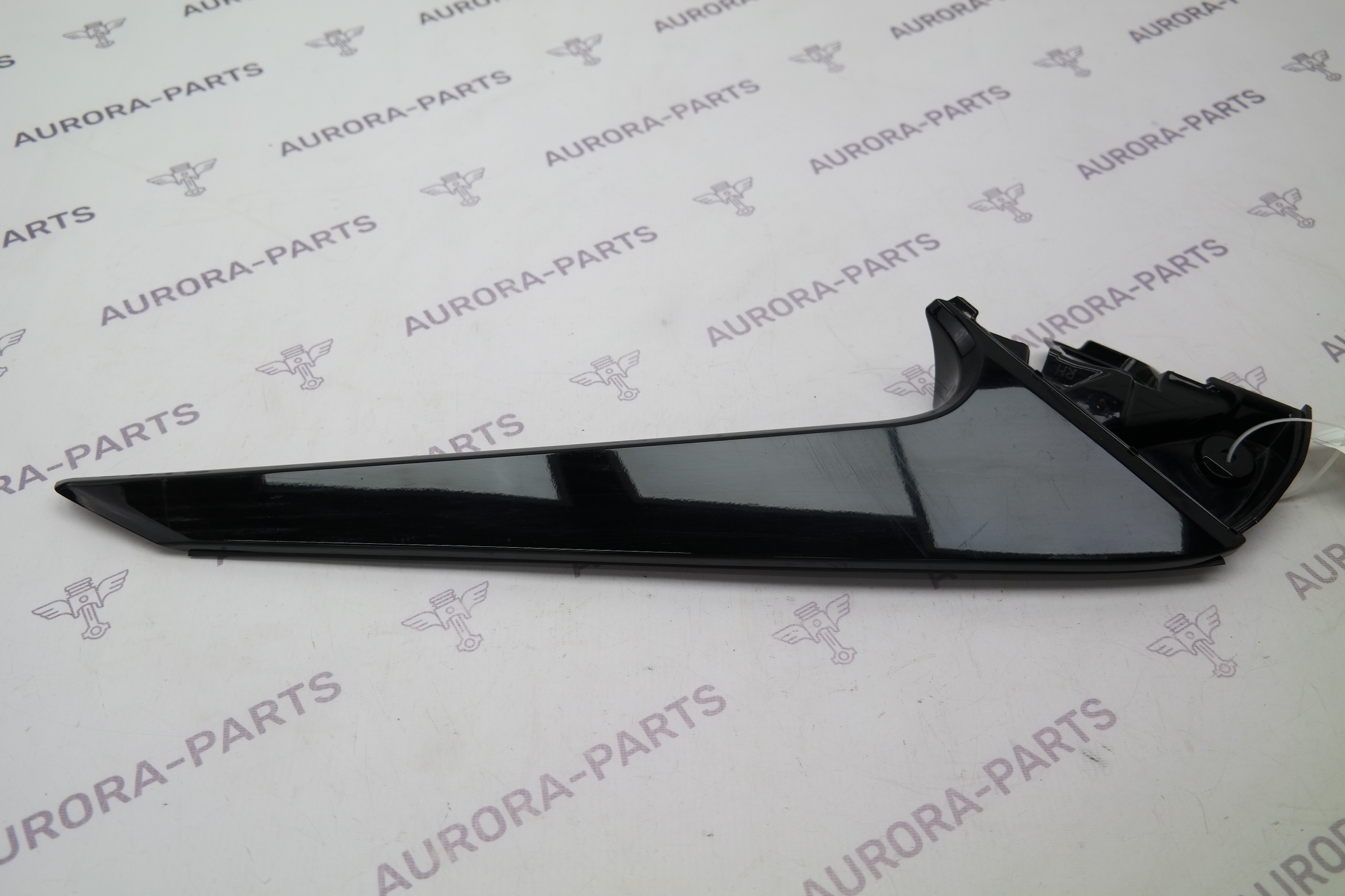 Накладка крышки багажника RH Lexus RX