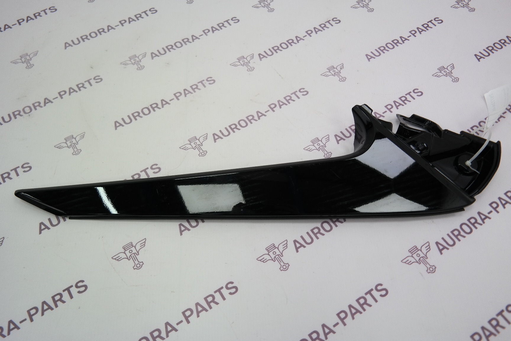 Накладка крышки багажника RH Lexus RX