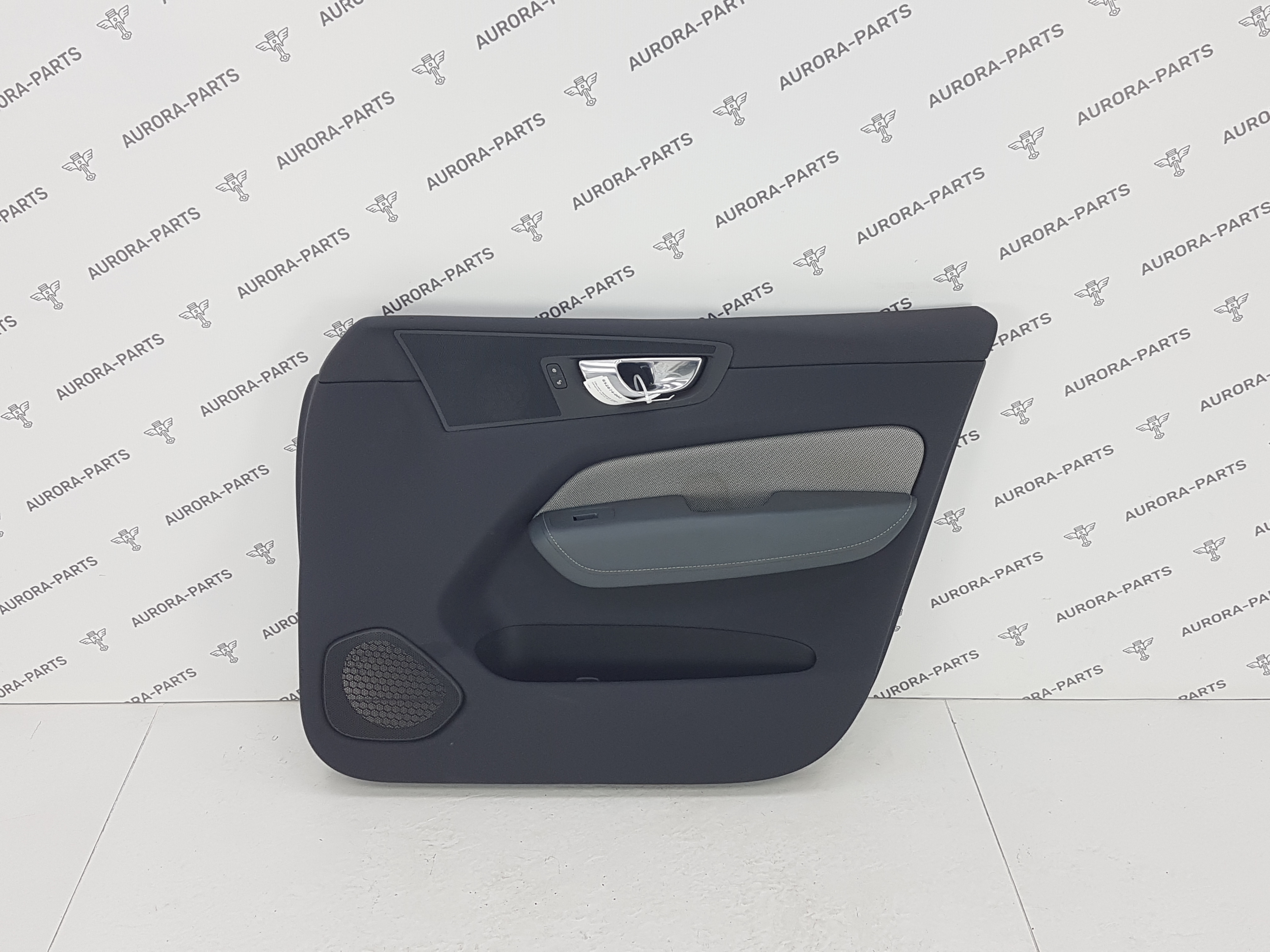 Обшивка передней двери (дверная карта) RH Volvo XC60