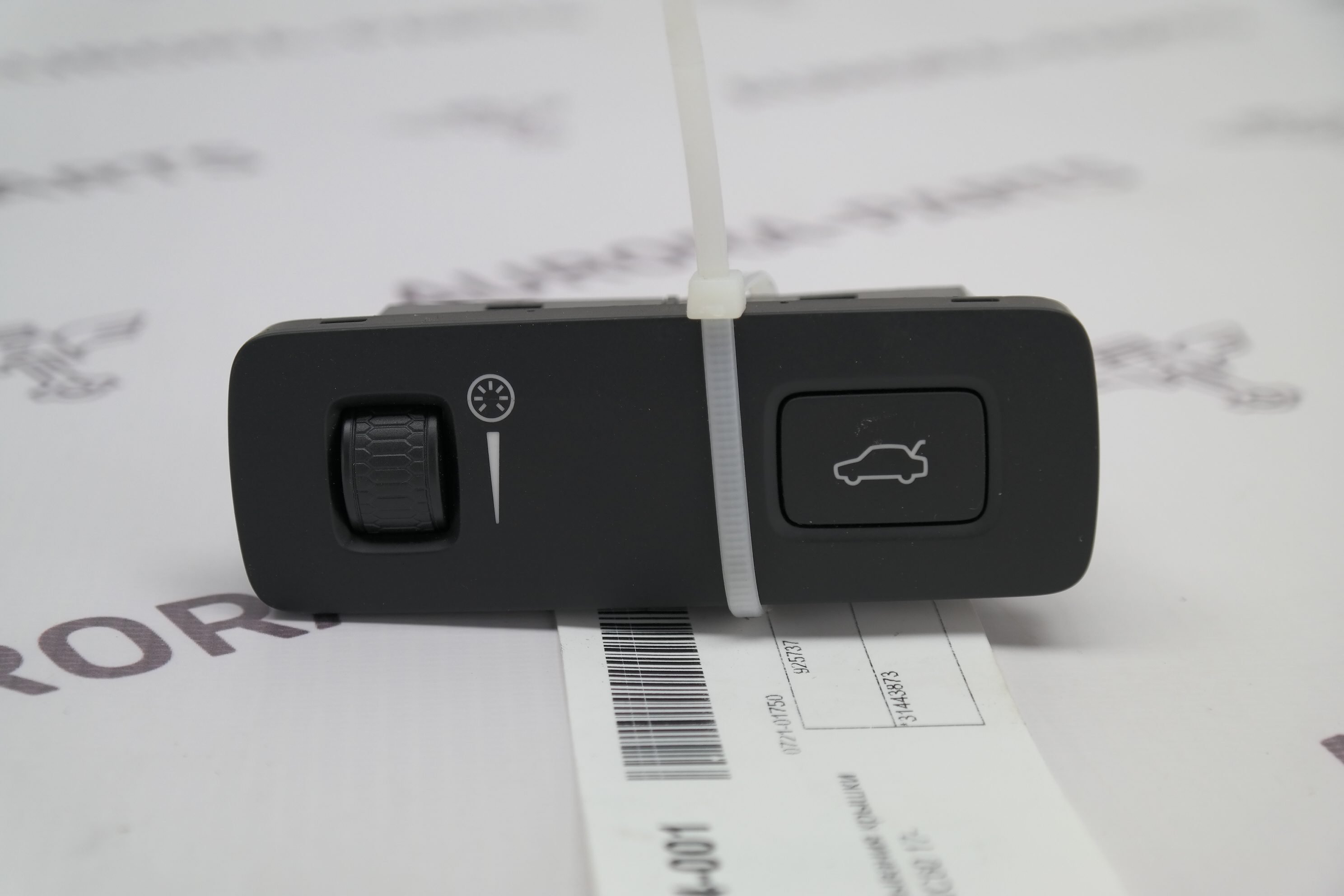 Кнопка открывания крышки багажника Volvo XC60