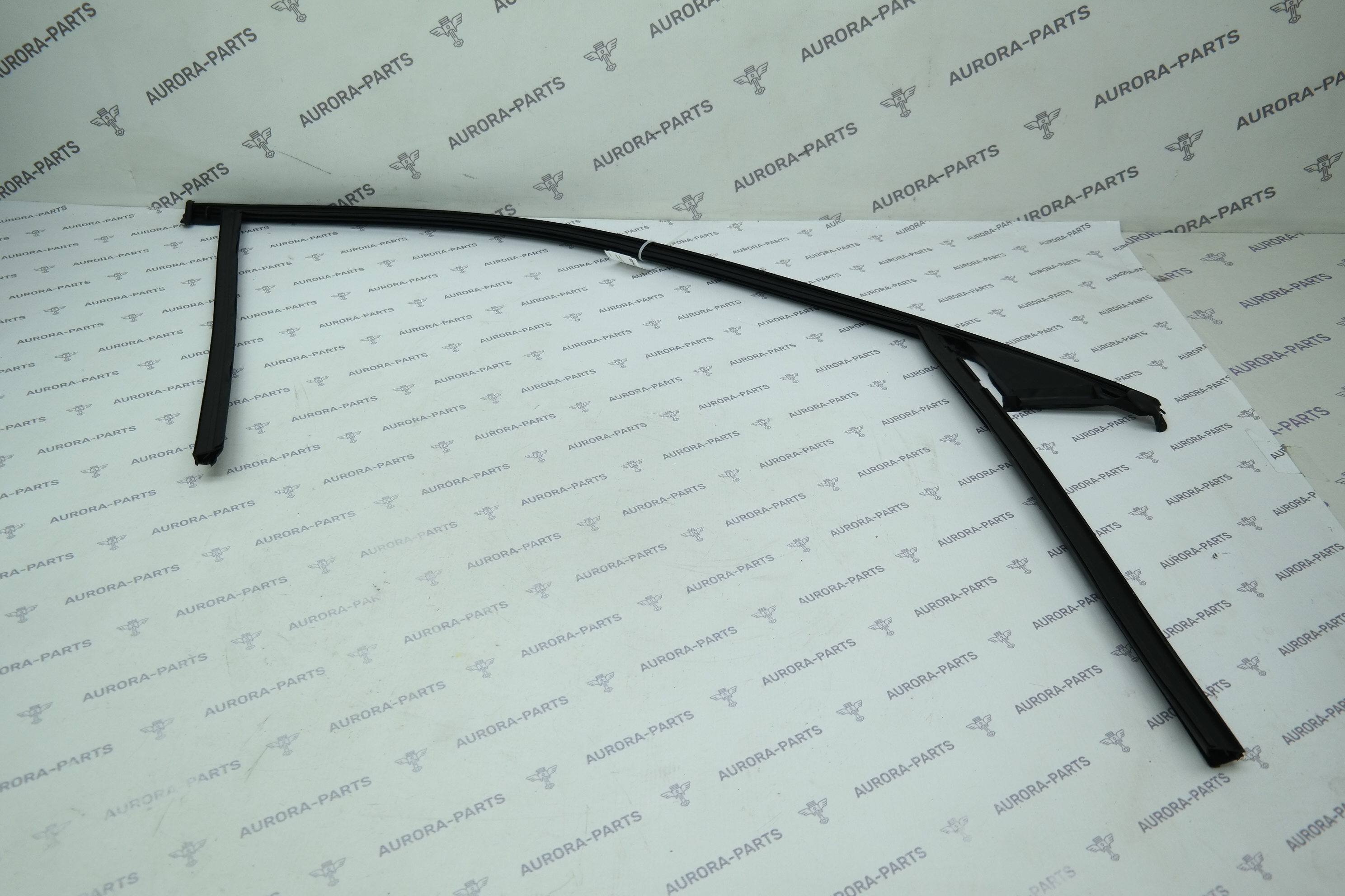 Направляющая стекла передней двери LH Volvo XC90