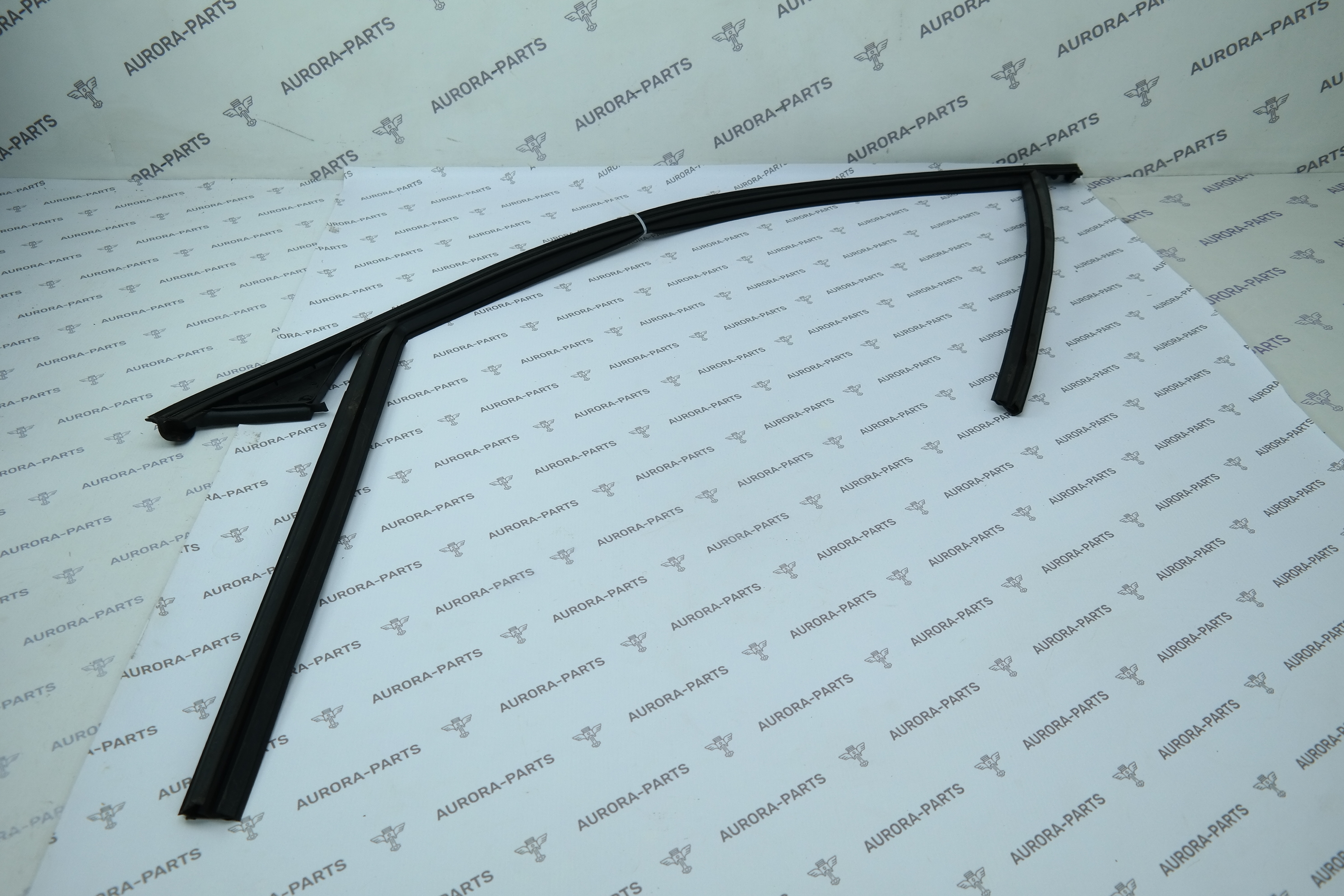 Направляющая стекла передней двери LH Volvo XC90