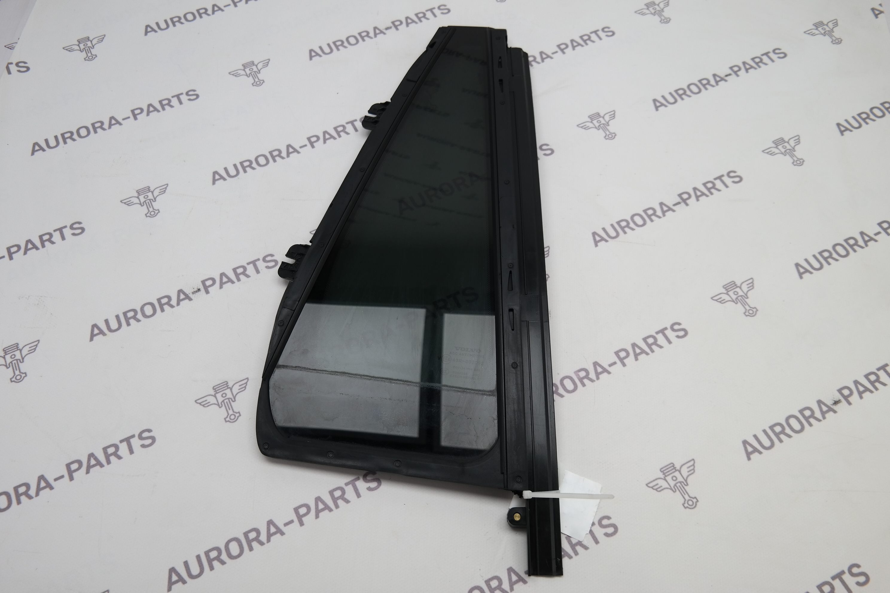 Стекло задней двери (Форточка) RH Volvo XC90