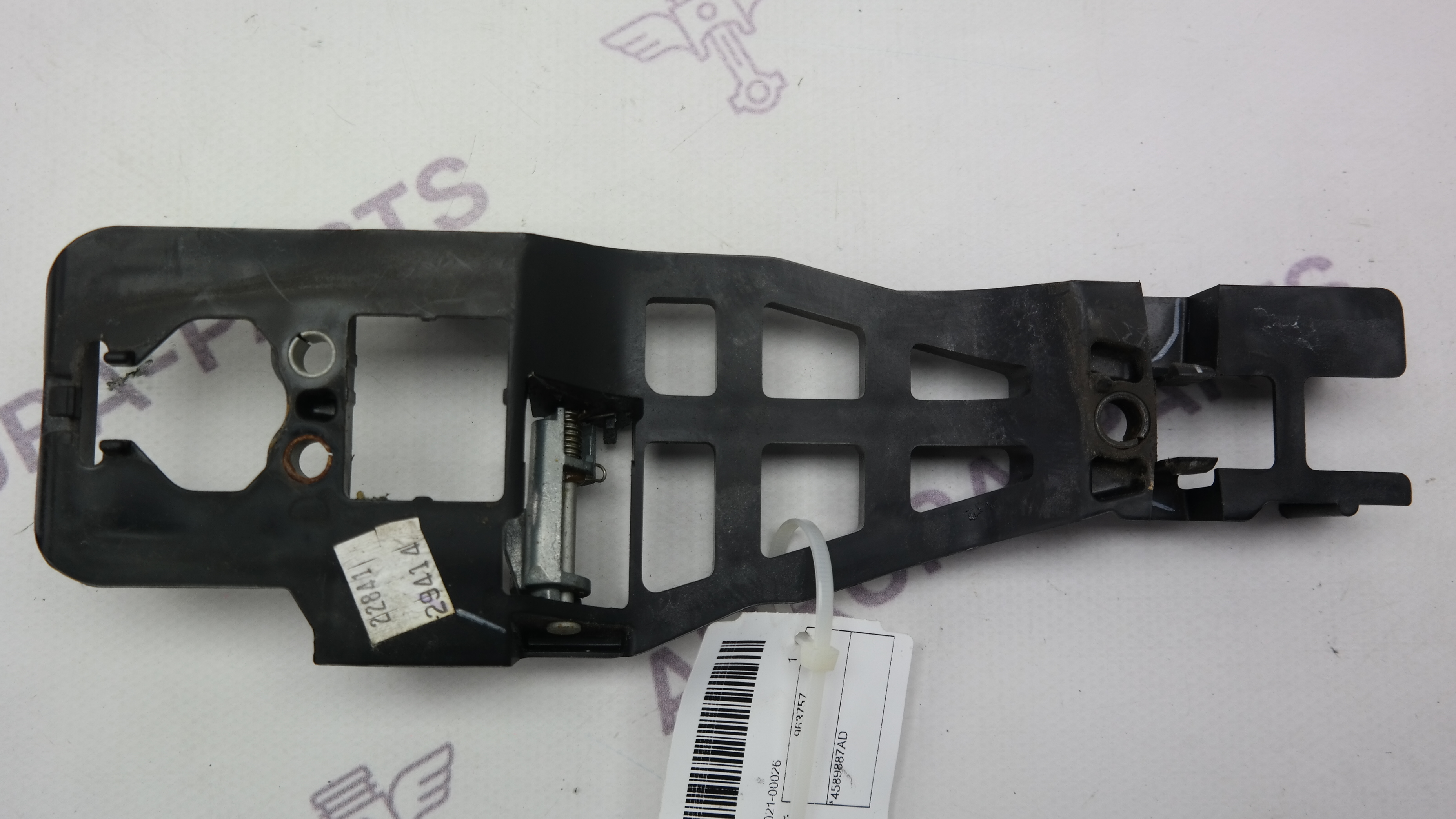 Кронштейн крепления наружней ручки двери LH Jeep Grand Cherokee