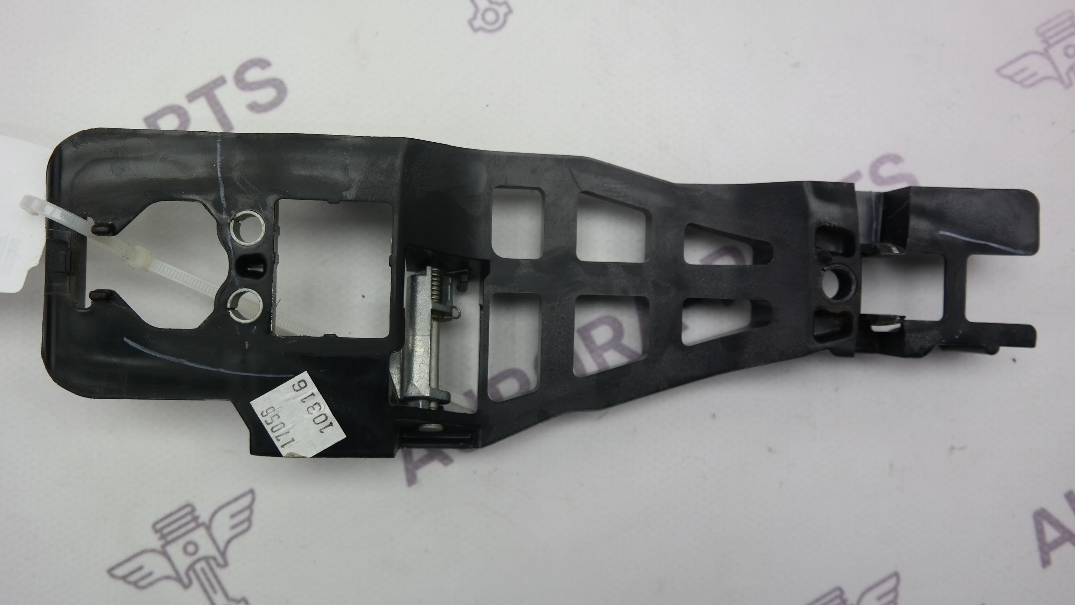 Кронштейн крепления наружней ручки двери LH Jeep Grand Cherokee