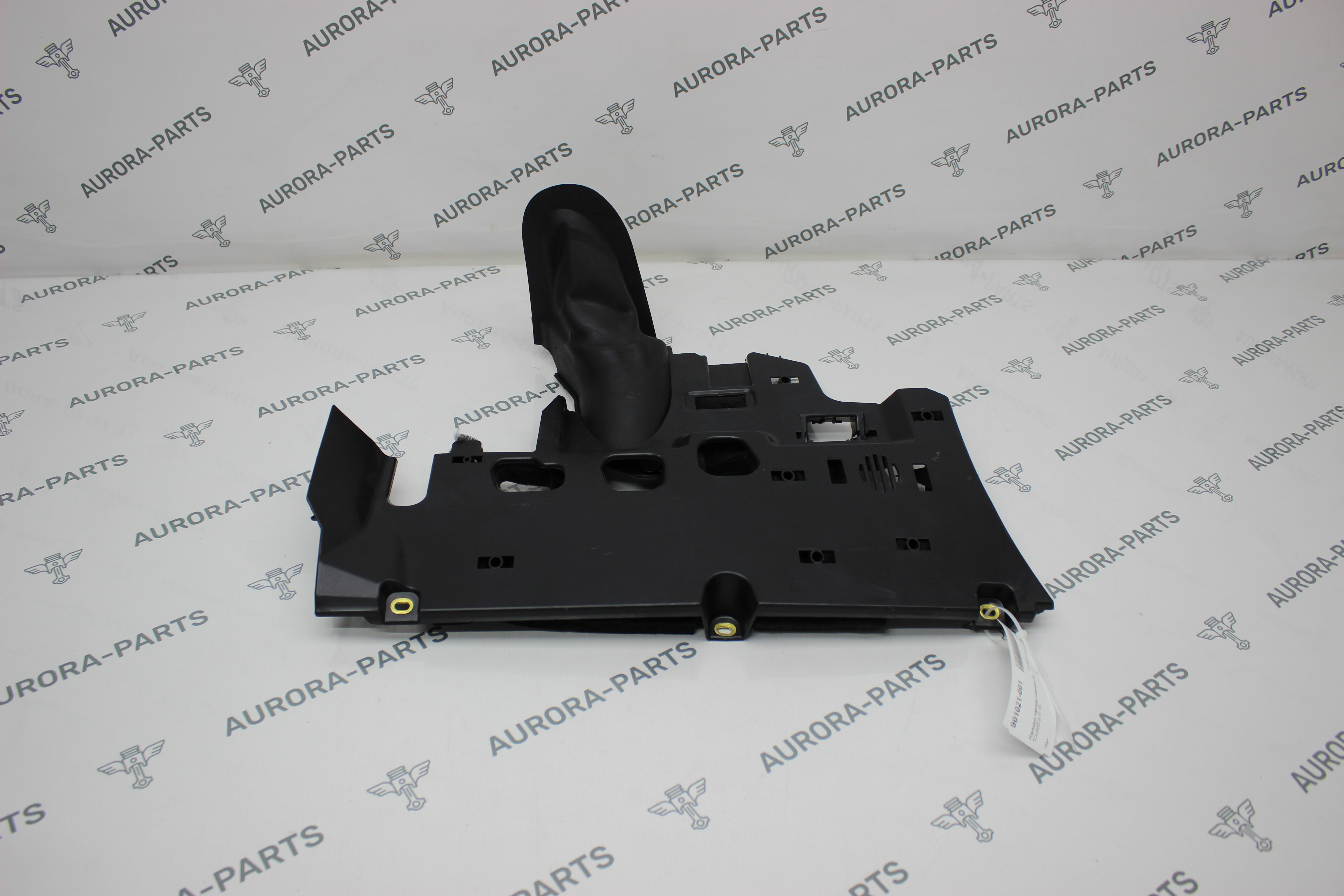 Накладка торпеды нижняя LH VW Touareg