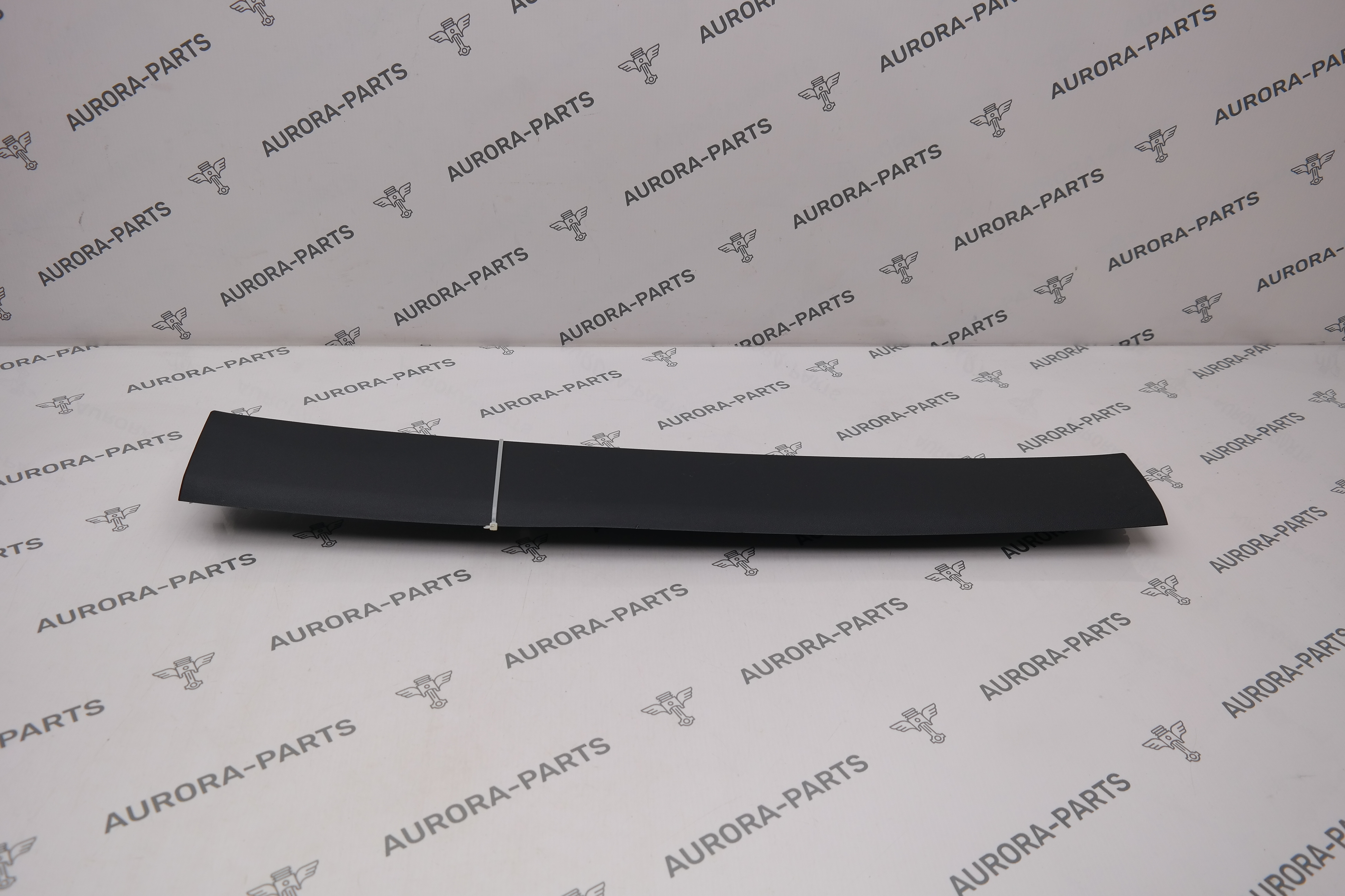 Обшивка крышки багажника верхняя VW Touareg