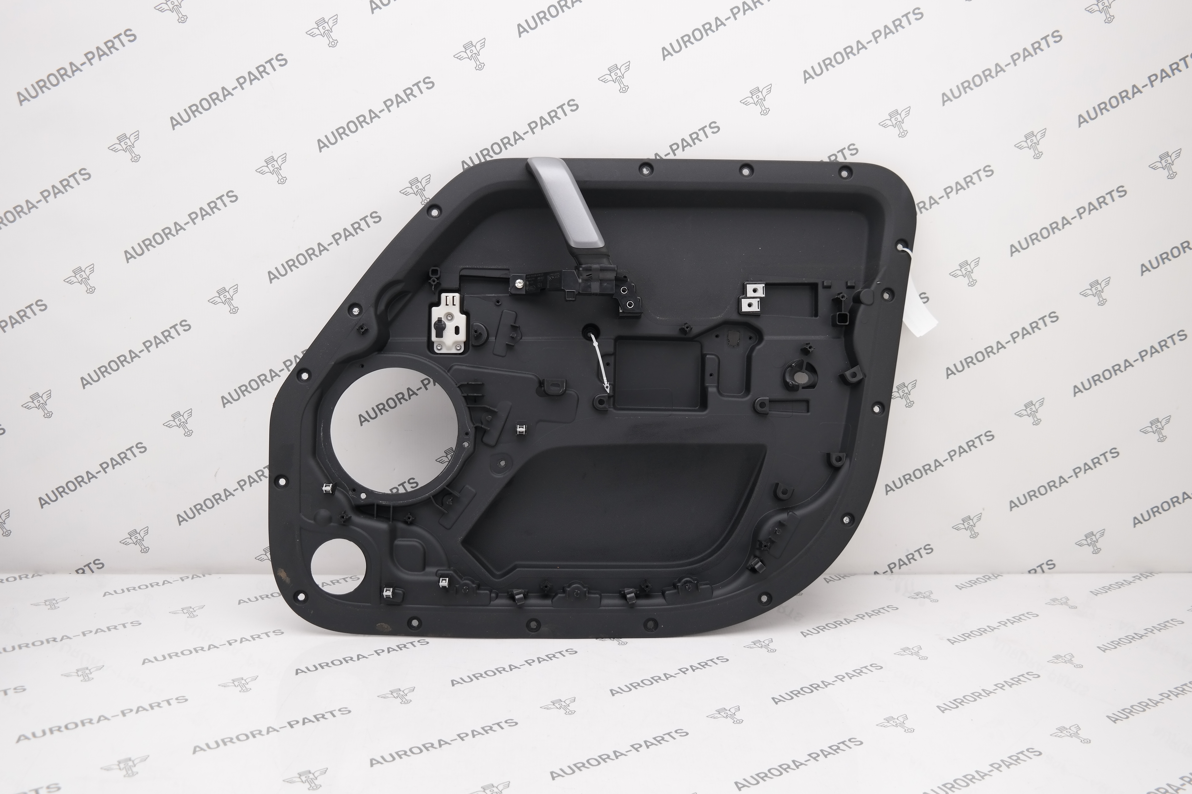 Щит стеклоподъемника передней двери RH Land Rover Defender