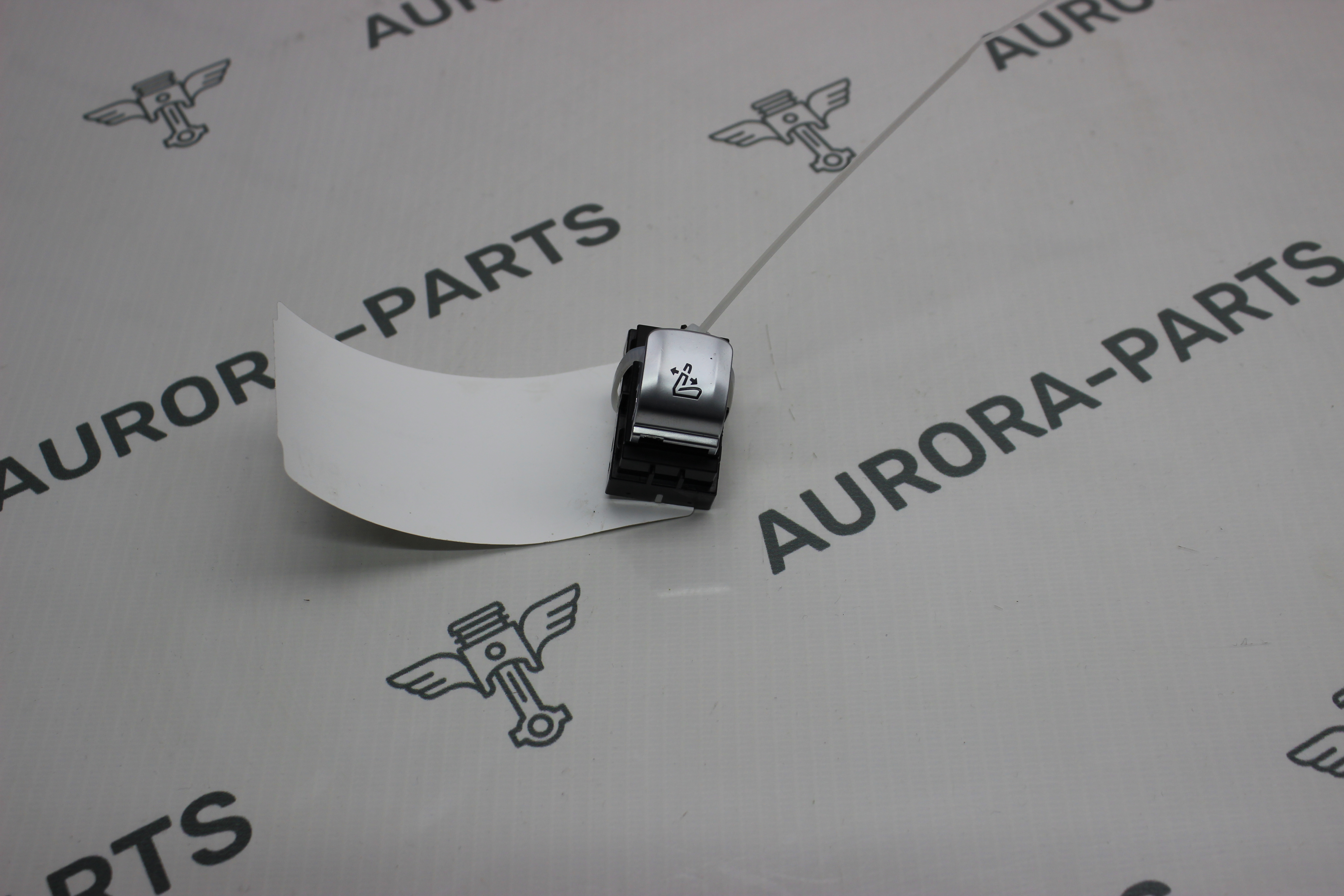 Кнопка управления спинкой заднего сиденья BMW X7