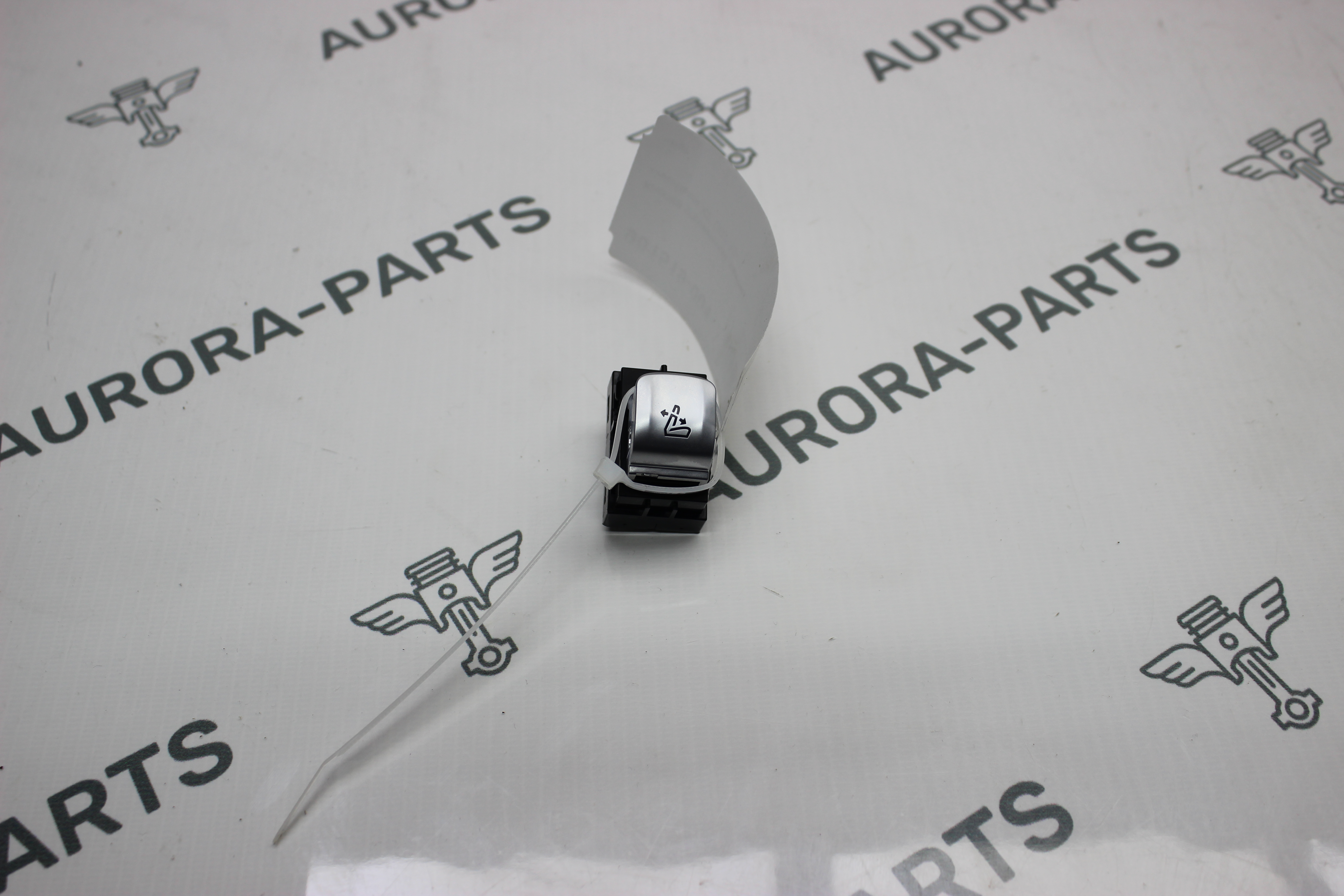 Кнопка управления задним сиденьем BMW X7