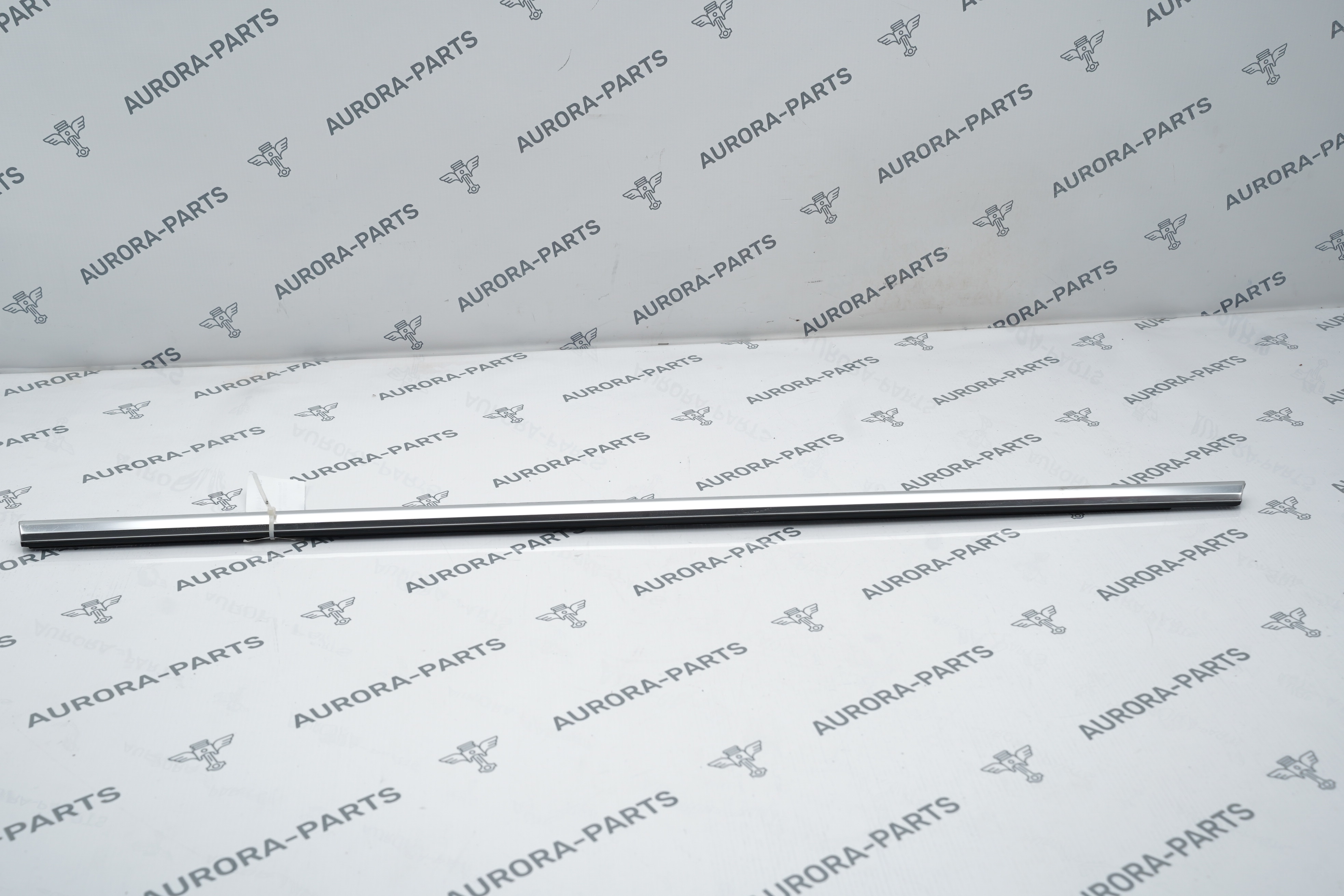 Молдинг (бархотка) задней двери RH Audi Q8