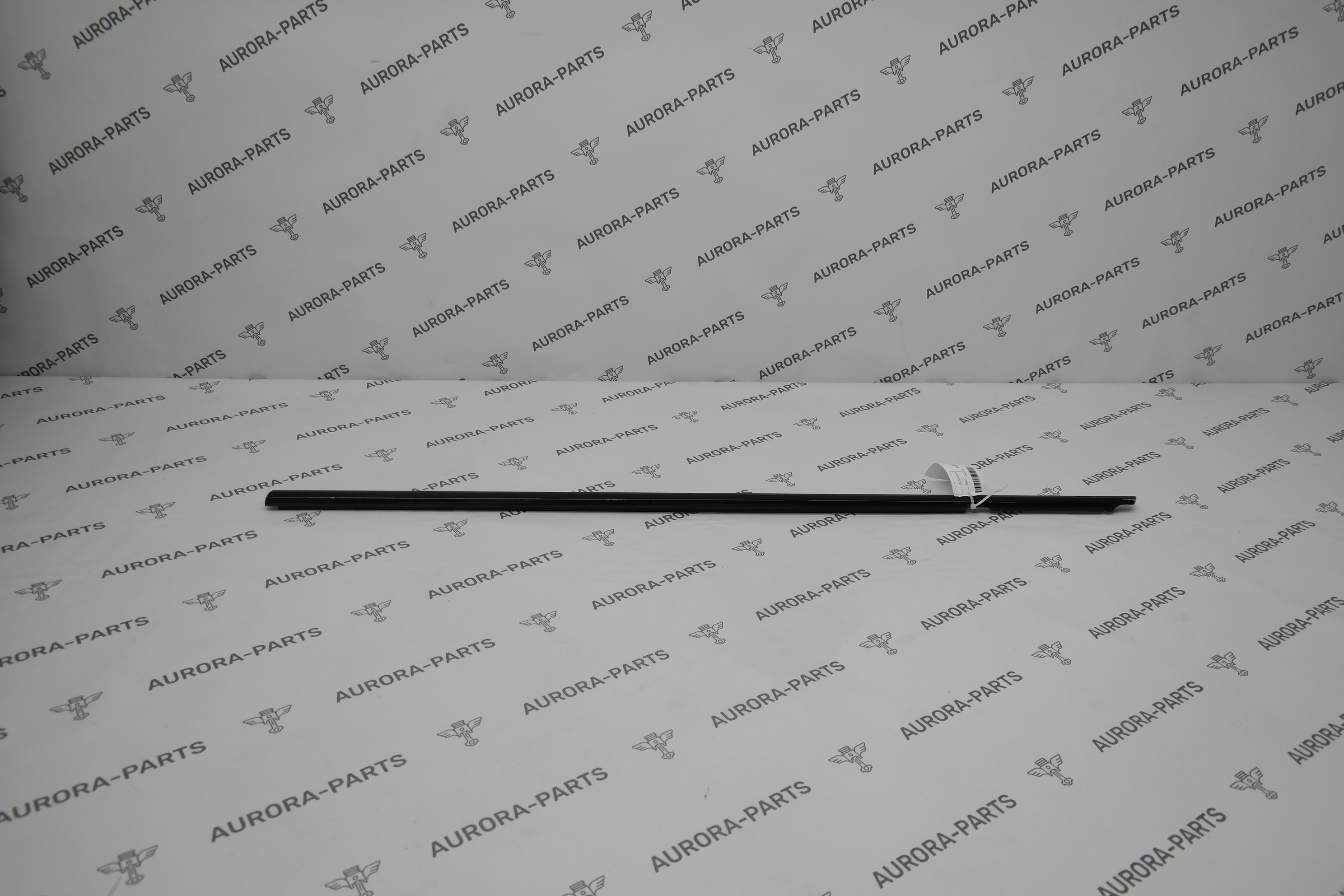 Молдинг (бархотка) передней двери LH Audi Q8