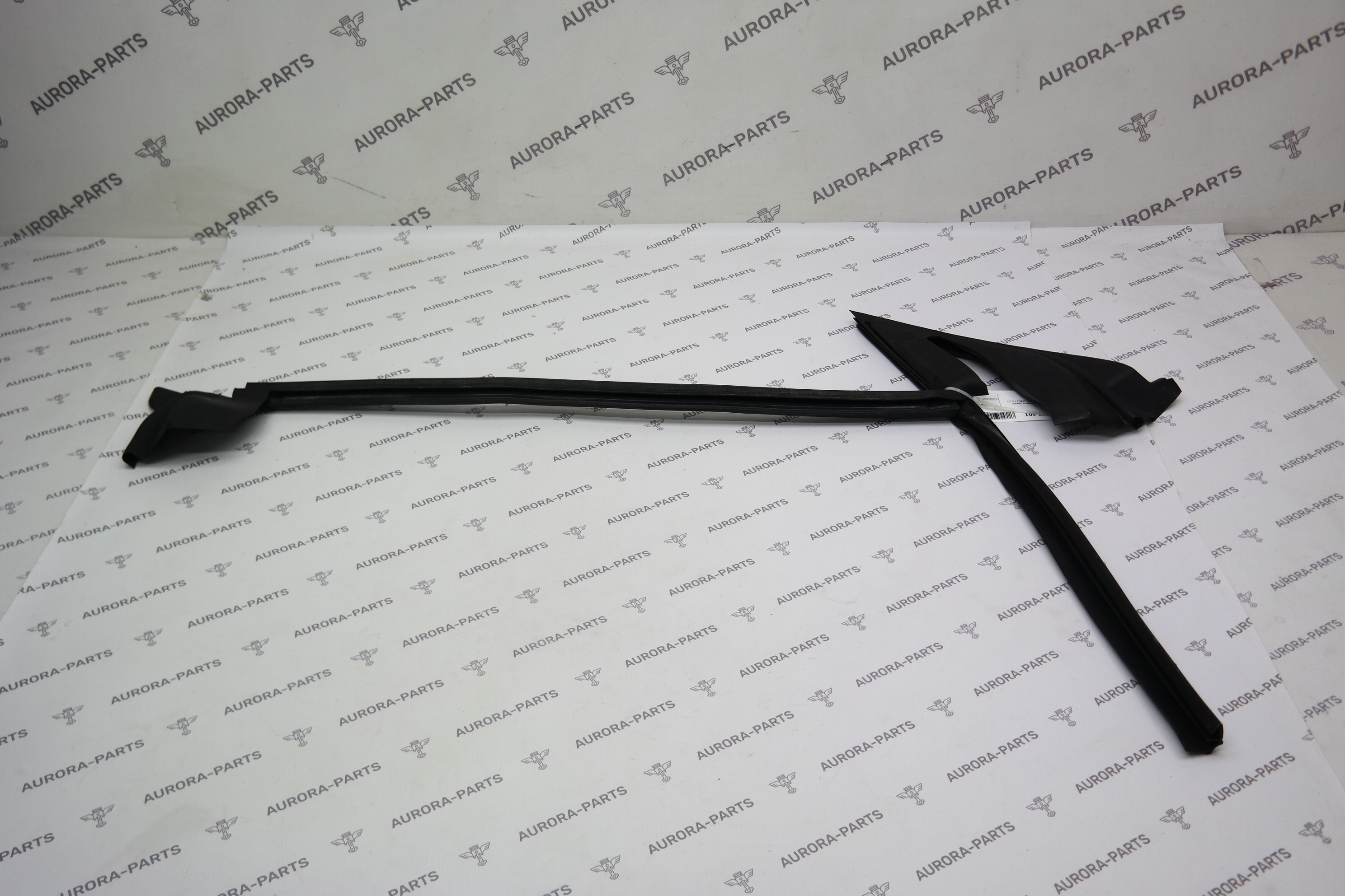 Уплотнитель стекла двери передний LH Audi Q8